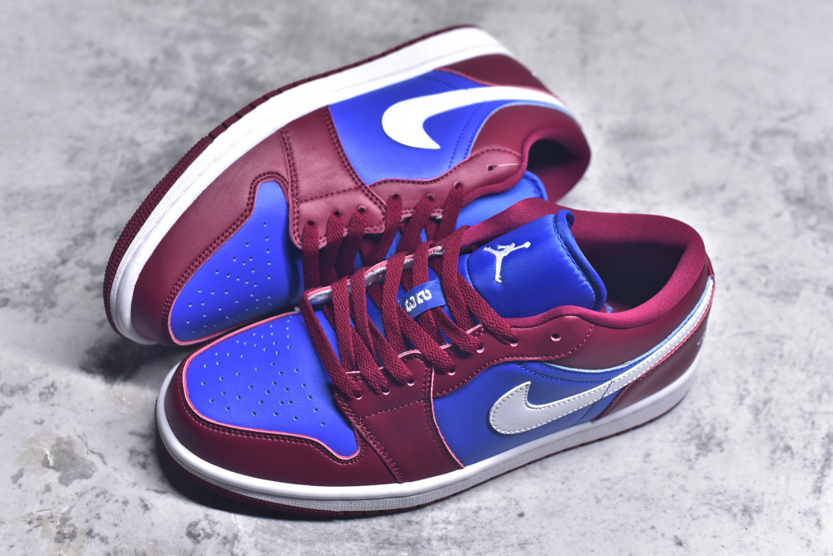 图片[7]-#Air Jordan AJ1 Low 低帮 酒红蓝 DC0774-604 全新流水线出品 DT版本唯一平替选择 市场第二梯队最强版 全部原鞋开发 原楦原纸板开发 全鞋电脑针车 原厂内置全掌气垫 原盒内在原标 唯一Zp原版鞋带绑法 免检产品 全新2022版型 全头层皮料 完美零毛边处理 原厂配置全掌气垫 价格定位良心 几十个配色陆续出货 实拍调校N版已经零色差零失真 百分百还原实物色彩所见即所得 不存在货不对板色差等低级问题 选购参考实物拍摄 不混卖不参货 只用心做好货严格选品 承诺混一赔十 尺码：36 36.5 37.5 38 38.5 39 40 40.5 41 42 42.5 43 44 44.5 45 46-选品中心