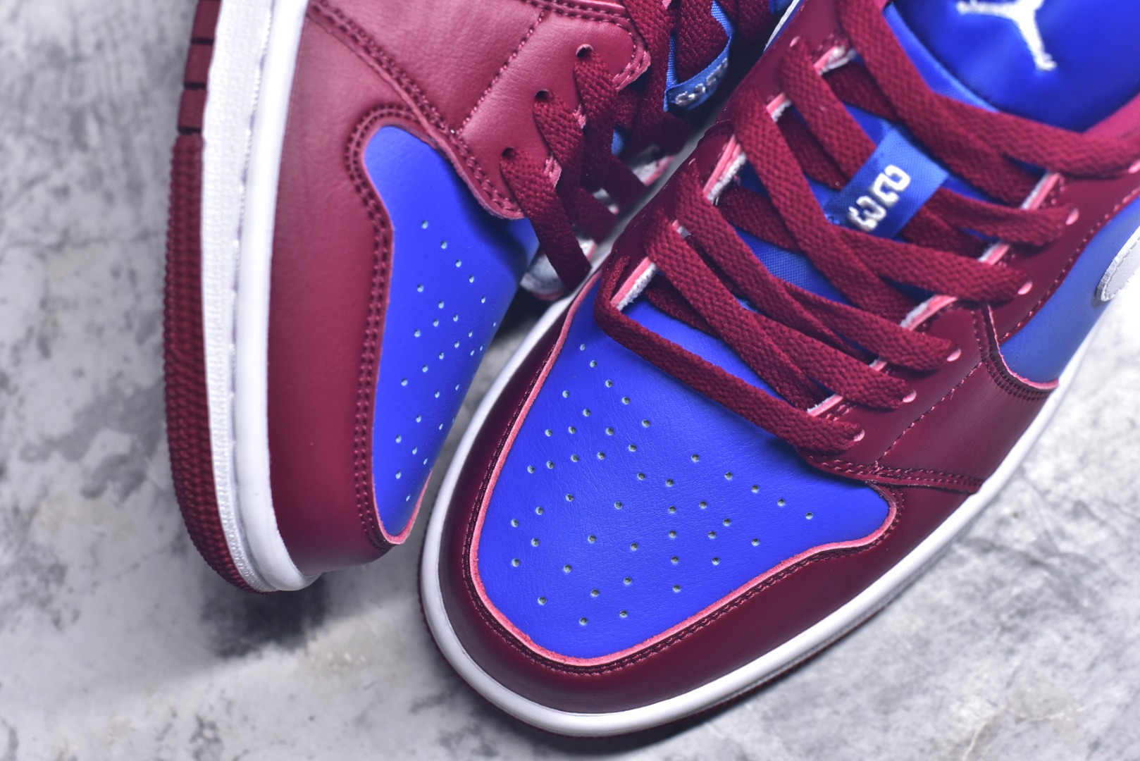 图片[8]-#Air Jordan AJ1 Low 低帮 酒红蓝 DC0774-604 全新流水线出品 DT版本唯一平替选择 市场第二梯队最强版 全部原鞋开发 原楦原纸板开发 全鞋电脑针车 原厂内置全掌气垫 原盒内在原标 唯一Zp原版鞋带绑法 免检产品 全新2022版型 全头层皮料 完美零毛边处理 原厂配置全掌气垫 价格定位良心 几十个配色陆续出货 实拍调校N版已经零色差零失真 百分百还原实物色彩所见即所得 不存在货不对板色差等低级问题 选购参考实物拍摄 不混卖不参货 只用心做好货严格选品 承诺混一赔十 尺码：36 36.5 37.5 38 38.5 39 40 40.5 41 42 42.5 43 44 44.5 45 46-选品中心