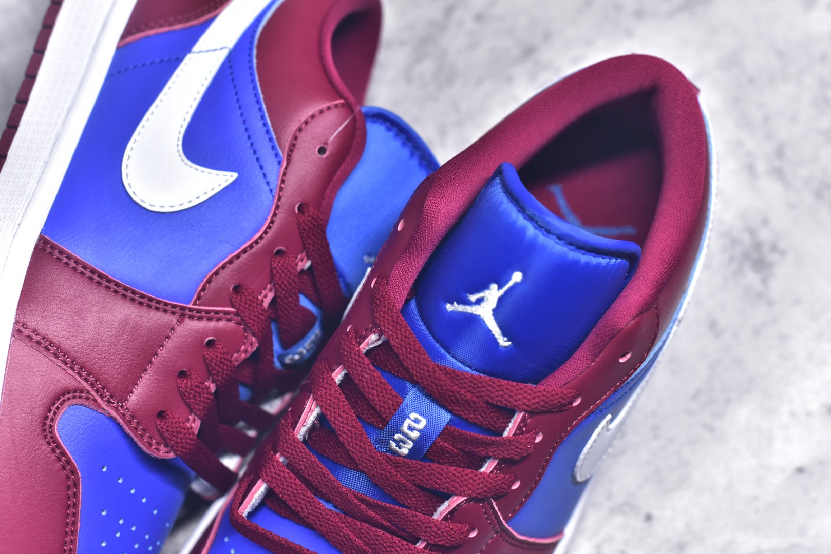 图片[9]-#Air Jordan AJ1 Low 低帮 酒红蓝 DC0774-604 全新流水线出品 DT版本唯一平替选择 市场第二梯队最强版 全部原鞋开发 原楦原纸板开发 全鞋电脑针车 原厂内置全掌气垫 原盒内在原标 唯一Zp原版鞋带绑法 免检产品 全新2022版型 全头层皮料 完美零毛边处理 原厂配置全掌气垫 价格定位良心 几十个配色陆续出货 实拍调校N版已经零色差零失真 百分百还原实物色彩所见即所得 不存在货不对板色差等低级问题 选购参考实物拍摄 不混卖不参货 只用心做好货严格选品 承诺混一赔十 尺码：36 36.5 37.5 38 38.5 39 40 40.5 41 42 42.5 43 44 44.5 45 46-选品中心