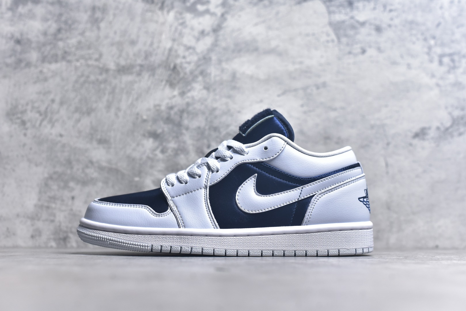 #Air Jordan AJ1 Low 低帮 灰蓝 FZ8778-044 全新流水线出品 DT版本唯一平替选择 市场第二梯队最强版 全部原鞋开发 原楦原纸板开发 全鞋电脑针车 原厂内置全掌气垫 原盒内在原标 唯一Zp原版鞋带绑法 免检产品 全新2022版型 全头层皮料 完美零毛边处理 原厂配置全掌气垫 价格定位良心 几十个配色陆续出货 实拍调校N版已经零色差零失真 百分百还原实物色彩所见即所得 不存在货不对板色差等低级问题 选购参考实物拍摄 不混卖不参货 只用心做好货严格选品 承诺混一赔十 尺码：36 36.5 37.5 38 38.5 39 40 40.5 41 42 42.5 43 44 44.5 45 46-选品中心