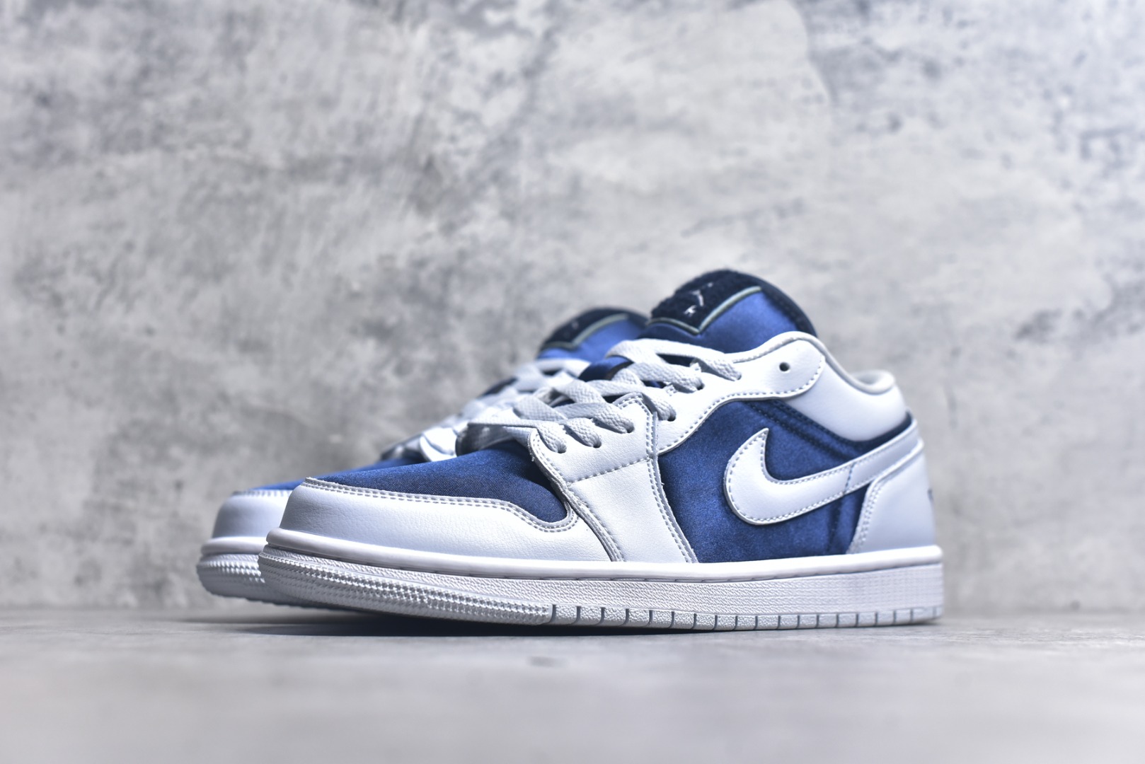 图片[2]-#Air Jordan AJ1 Low 低帮 灰蓝 FZ8778-044 全新流水线出品 DT版本唯一平替选择 市场第二梯队最强版 全部原鞋开发 原楦原纸板开发 全鞋电脑针车 原厂内置全掌气垫 原盒内在原标 唯一Zp原版鞋带绑法 免检产品 全新2022版型 全头层皮料 完美零毛边处理 原厂配置全掌气垫 价格定位良心 几十个配色陆续出货 实拍调校N版已经零色差零失真 百分百还原实物色彩所见即所得 不存在货不对板色差等低级问题 选购参考实物拍摄 不混卖不参货 只用心做好货严格选品 承诺混一赔十 尺码：36 36.5 37.5 38 38.5 39 40 40.5 41 42 42.5 43 44 44.5 45 46-选品中心