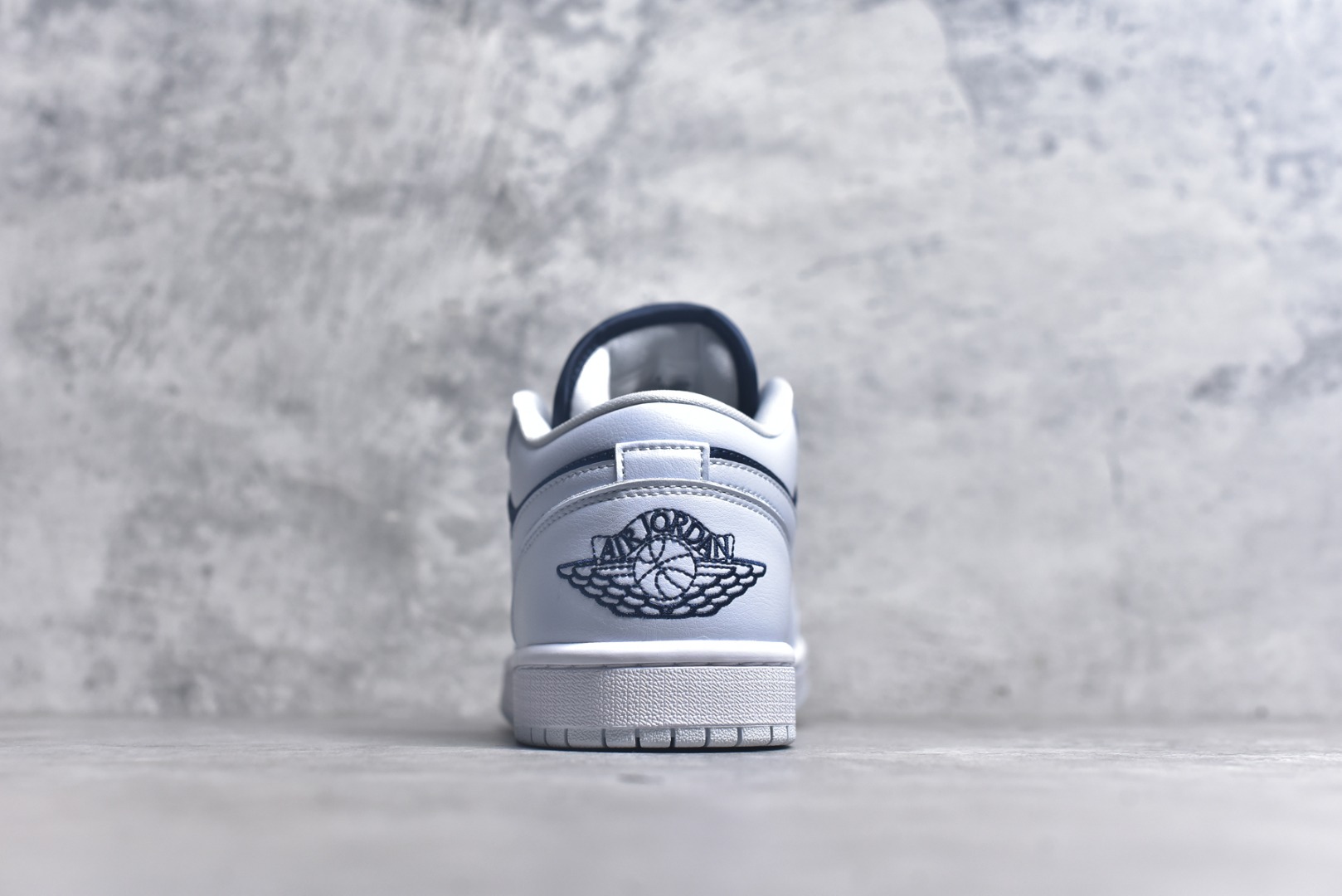 图片[5]-#Air Jordan AJ1 Low 低帮 灰蓝 FZ8778-044 全新流水线出品 DT版本唯一平替选择 市场第二梯队最强版 全部原鞋开发 原楦原纸板开发 全鞋电脑针车 原厂内置全掌气垫 原盒内在原标 唯一Zp原版鞋带绑法 免检产品 全新2022版型 全头层皮料 完美零毛边处理 原厂配置全掌气垫 价格定位良心 几十个配色陆续出货 实拍调校N版已经零色差零失真 百分百还原实物色彩所见即所得 不存在货不对板色差等低级问题 选购参考实物拍摄 不混卖不参货 只用心做好货严格选品 承诺混一赔十 尺码：36 36.5 37.5 38 38.5 39 40 40.5 41 42 42.5 43 44 44.5 45 46-选品中心