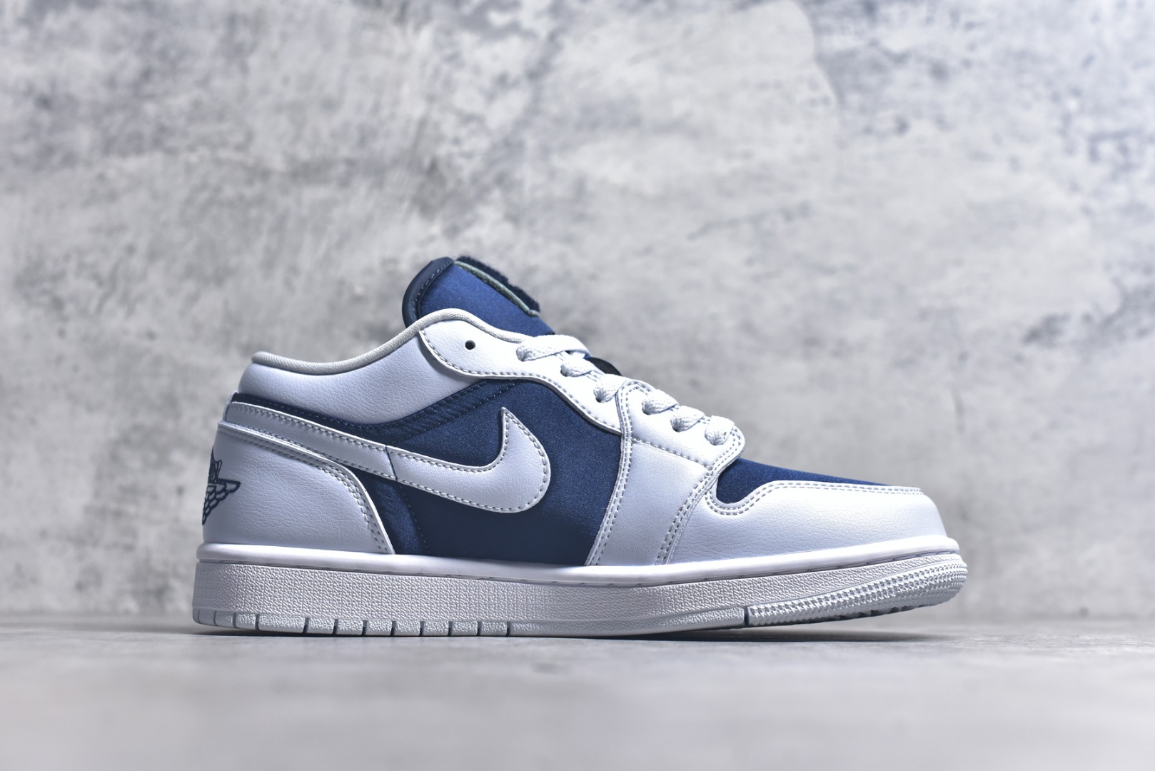 图片[3]-#Air Jordan AJ1 Low 低帮 灰蓝 FZ8778-044 全新流水线出品 DT版本唯一平替选择 市场第二梯队最强版 全部原鞋开发 原楦原纸板开发 全鞋电脑针车 原厂内置全掌气垫 原盒内在原标 唯一Zp原版鞋带绑法 免检产品 全新2022版型 全头层皮料 完美零毛边处理 原厂配置全掌气垫 价格定位良心 几十个配色陆续出货 实拍调校N版已经零色差零失真 百分百还原实物色彩所见即所得 不存在货不对板色差等低级问题 选购参考实物拍摄 不混卖不参货 只用心做好货严格选品 承诺混一赔十 尺码：36 36.5 37.5 38 38.5 39 40 40.5 41 42 42.5 43 44 44.5 45 46-选品中心