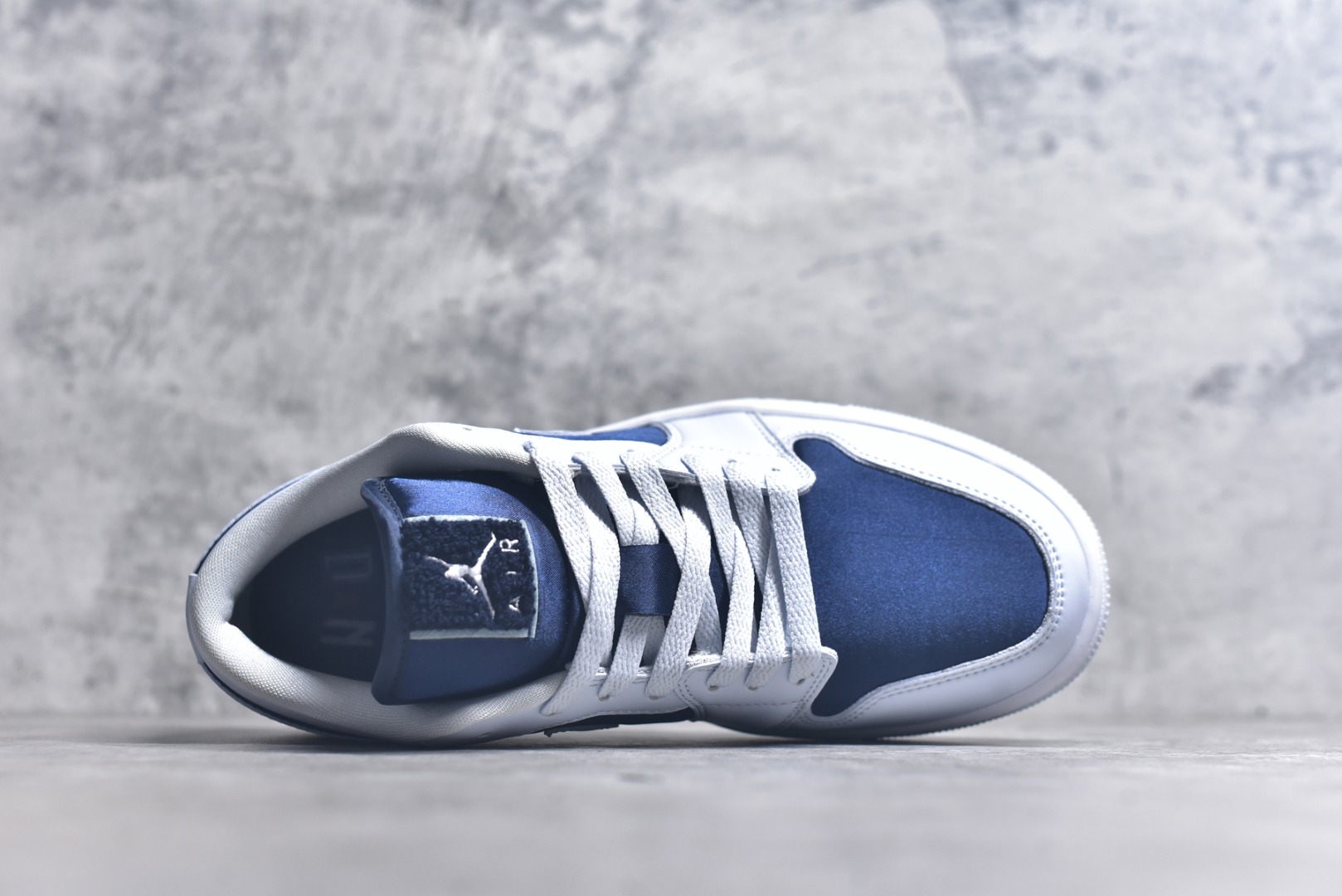 图片[4]-#Air Jordan AJ1 Low 低帮 灰蓝 FZ8778-044 全新流水线出品 DT版本唯一平替选择 市场第二梯队最强版 全部原鞋开发 原楦原纸板开发 全鞋电脑针车 原厂内置全掌气垫 原盒内在原标 唯一Zp原版鞋带绑法 免检产品 全新2022版型 全头层皮料 完美零毛边处理 原厂配置全掌气垫 价格定位良心 几十个配色陆续出货 实拍调校N版已经零色差零失真 百分百还原实物色彩所见即所得 不存在货不对板色差等低级问题 选购参考实物拍摄 不混卖不参货 只用心做好货严格选品 承诺混一赔十 尺码：36 36.5 37.5 38 38.5 39 40 40.5 41 42 42.5 43 44 44.5 45 46-选品中心