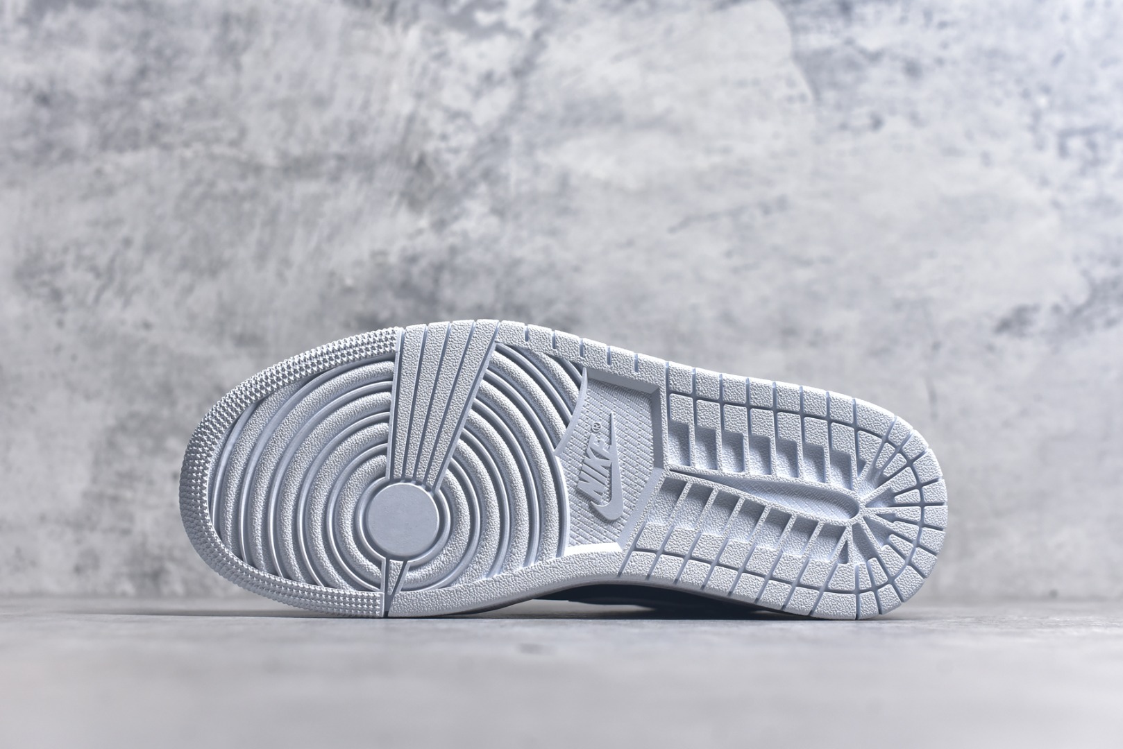 图片[6]-#Air Jordan AJ1 Low 低帮 灰蓝 FZ8778-044 全新流水线出品 DT版本唯一平替选择 市场第二梯队最强版 全部原鞋开发 原楦原纸板开发 全鞋电脑针车 原厂内置全掌气垫 原盒内在原标 唯一Zp原版鞋带绑法 免检产品 全新2022版型 全头层皮料 完美零毛边处理 原厂配置全掌气垫 价格定位良心 几十个配色陆续出货 实拍调校N版已经零色差零失真 百分百还原实物色彩所见即所得 不存在货不对板色差等低级问题 选购参考实物拍摄 不混卖不参货 只用心做好货严格选品 承诺混一赔十 尺码：36 36.5 37.5 38 38.5 39 40 40.5 41 42 42.5 43 44 44.5 45 46-选品中心