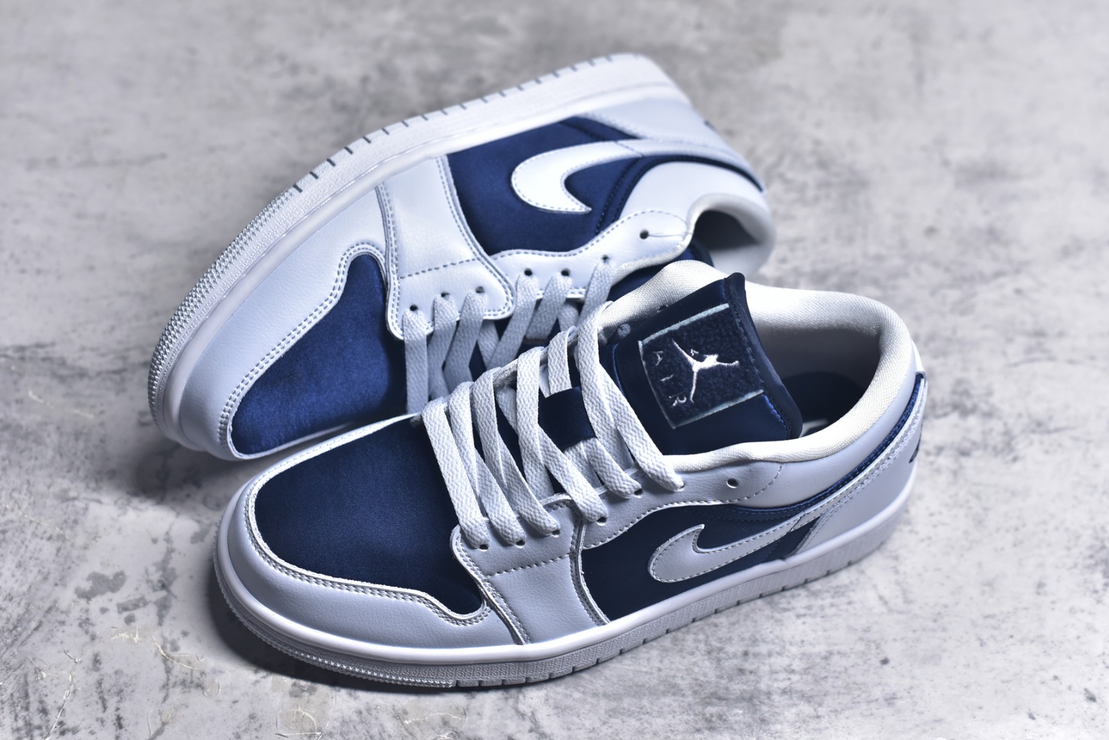 图片[7]-#Air Jordan AJ1 Low 低帮 灰蓝 FZ8778-044 全新流水线出品 DT版本唯一平替选择 市场第二梯队最强版 全部原鞋开发 原楦原纸板开发 全鞋电脑针车 原厂内置全掌气垫 原盒内在原标 唯一Zp原版鞋带绑法 免检产品 全新2022版型 全头层皮料 完美零毛边处理 原厂配置全掌气垫 价格定位良心 几十个配色陆续出货 实拍调校N版已经零色差零失真 百分百还原实物色彩所见即所得 不存在货不对板色差等低级问题 选购参考实物拍摄 不混卖不参货 只用心做好货严格选品 承诺混一赔十 尺码：36 36.5 37.5 38 38.5 39 40 40.5 41 42 42.5 43 44 44.5 45 46-选品中心