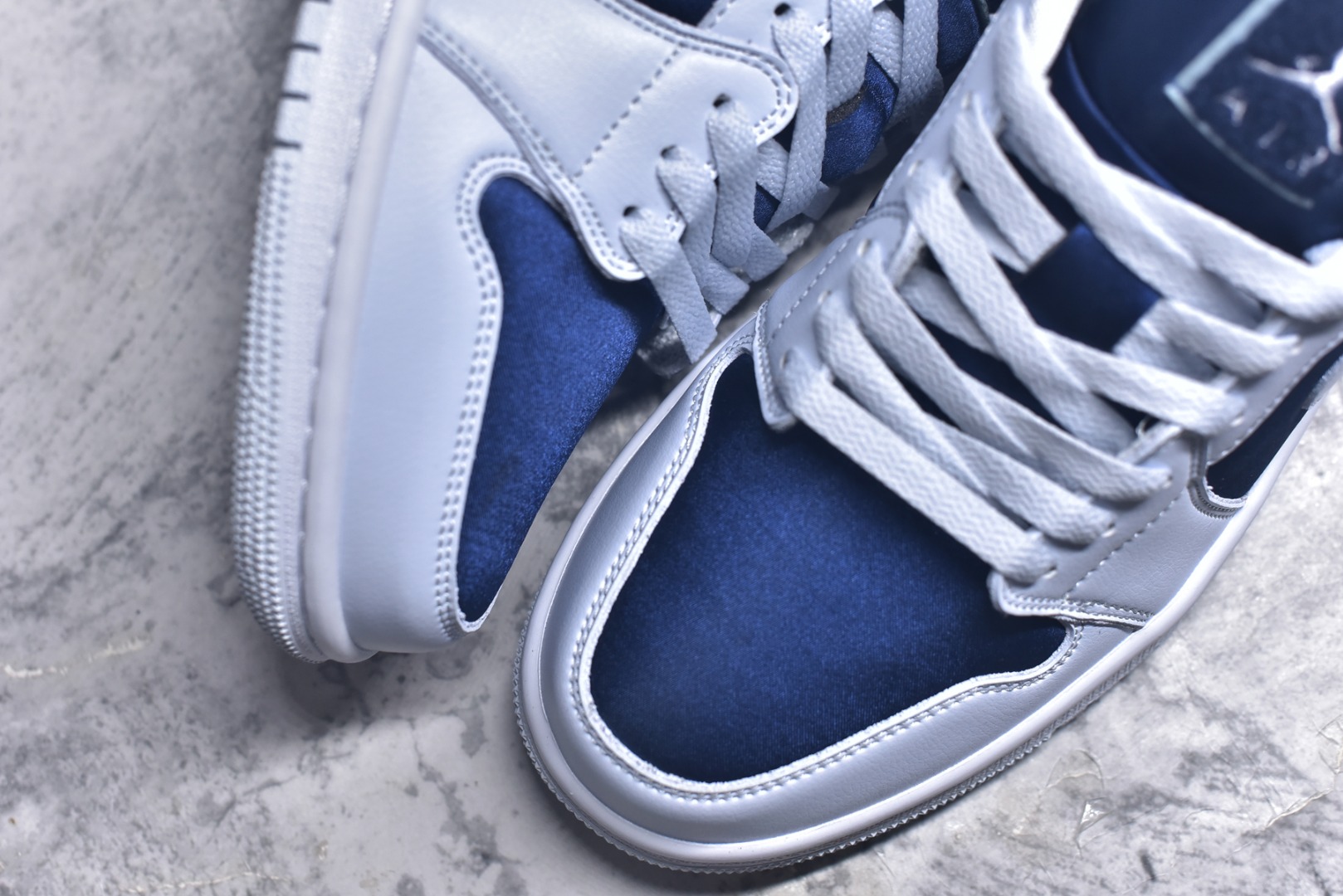 图片[8]-#Air Jordan AJ1 Low 低帮 灰蓝 FZ8778-044 全新流水线出品 DT版本唯一平替选择 市场第二梯队最强版 全部原鞋开发 原楦原纸板开发 全鞋电脑针车 原厂内置全掌气垫 原盒内在原标 唯一Zp原版鞋带绑法 免检产品 全新2022版型 全头层皮料 完美零毛边处理 原厂配置全掌气垫 价格定位良心 几十个配色陆续出货 实拍调校N版已经零色差零失真 百分百还原实物色彩所见即所得 不存在货不对板色差等低级问题 选购参考实物拍摄 不混卖不参货 只用心做好货严格选品 承诺混一赔十 尺码：36 36.5 37.5 38 38.5 39 40 40.5 41 42 42.5 43 44 44.5 45 46-选品中心