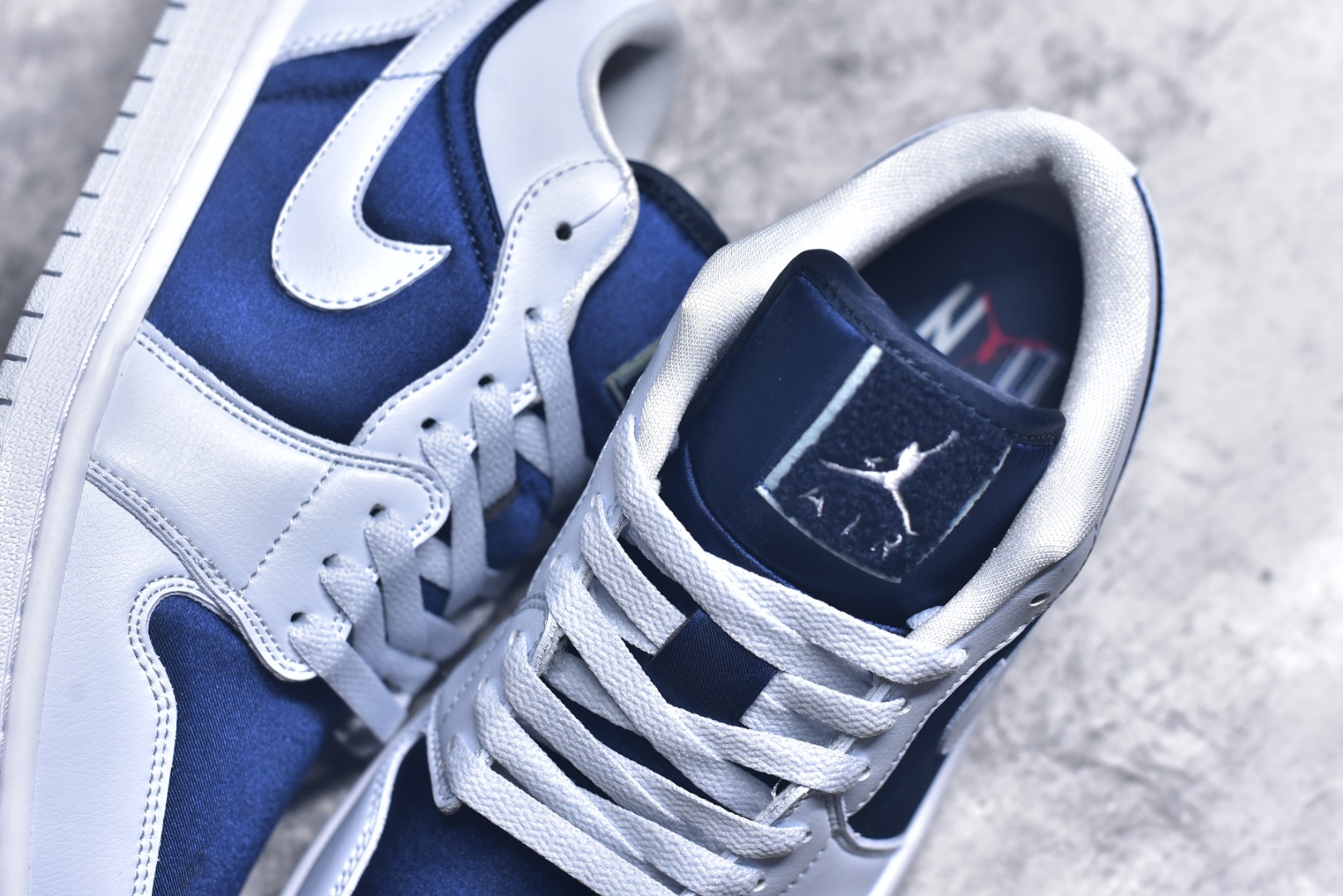 图片[9]-#Air Jordan AJ1 Low 低帮 灰蓝 FZ8778-044 全新流水线出品 DT版本唯一平替选择 市场第二梯队最强版 全部原鞋开发 原楦原纸板开发 全鞋电脑针车 原厂内置全掌气垫 原盒内在原标 唯一Zp原版鞋带绑法 免检产品 全新2022版型 全头层皮料 完美零毛边处理 原厂配置全掌气垫 价格定位良心 几十个配色陆续出货 实拍调校N版已经零色差零失真 百分百还原实物色彩所见即所得 不存在货不对板色差等低级问题 选购参考实物拍摄 不混卖不参货 只用心做好货严格选品 承诺混一赔十 尺码：36 36.5 37.5 38 38.5 39 40 40.5 41 42 42.5 43 44 44.5 45 46-选品中心
