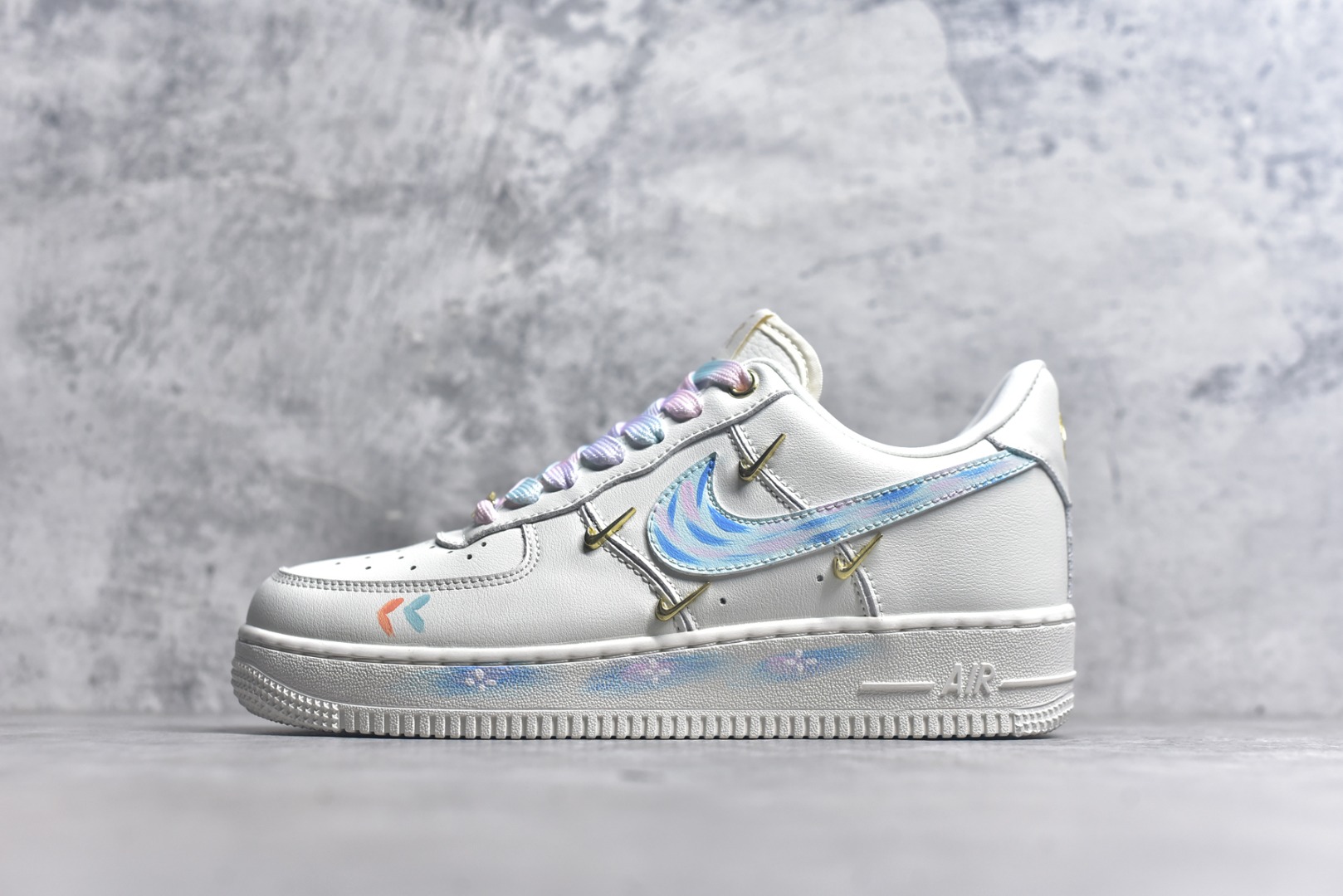 #Nike Air Force 1\’07 Low \”Monet Impression\” 手绘涂鸦 莫奈印象 空军一号定制休闲板鞋 FV3654-211 #鞋以纯净的白色作为底色，宛如一张等待艺术渲染的画布。莫奈印象派画作中那种光影交织、色彩斑斓的特点，被巧妙地运用到了鞋面设计中。鞋带部分采用了粉蓝等柔和的色彩，如同莫奈笔下天空与水波的交融，带来清新灵动之感 。鞋身侧面经典的 Nike Swoosh 标志，除了原本带有梦幻色彩的渐变图案，还缀以精致的金色小 Swoosh 标志，仿佛是莫奈画作中闪烁的光斑，为整体造型增添了一份奢华与精致 尺码：36 36.5 37.5 38 38.5 39 40 40.5 41 42 42.5 43 44 44.5 45 9.D4-选品中心