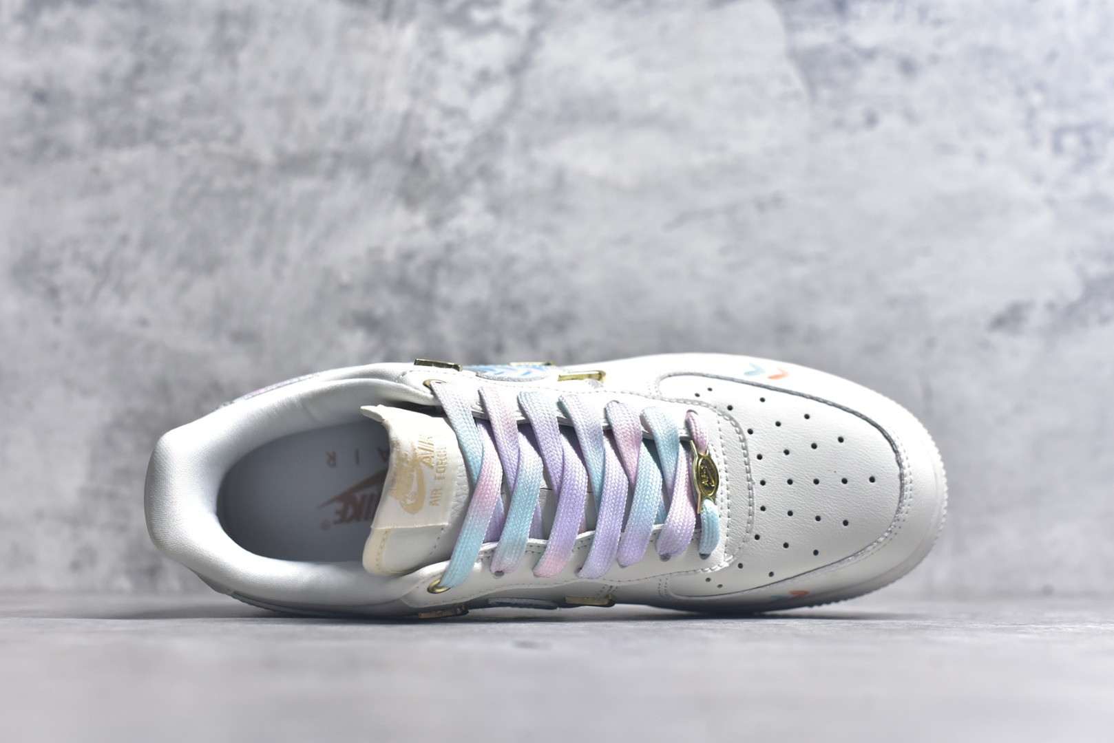 图片[4]-#Nike Air Force 1\’07 Low \”Monet Impression\” 手绘涂鸦 莫奈印象 空军一号定制休闲板鞋 FV3654-211 #鞋以纯净的白色作为底色，宛如一张等待艺术渲染的画布。莫奈印象派画作中那种光影交织、色彩斑斓的特点，被巧妙地运用到了鞋面设计中。鞋带部分采用了粉蓝等柔和的色彩，如同莫奈笔下天空与水波的交融，带来清新灵动之感 。鞋身侧面经典的 Nike Swoosh 标志，除了原本带有梦幻色彩的渐变图案，还缀以精致的金色小 Swoosh 标志，仿佛是莫奈画作中闪烁的光斑，为整体造型增添了一份奢华与精致 尺码：36 36.5 37.5 38 38.5 39 40 40.5 41 42 42.5 43 44 44.5 45 9.D4-选品中心