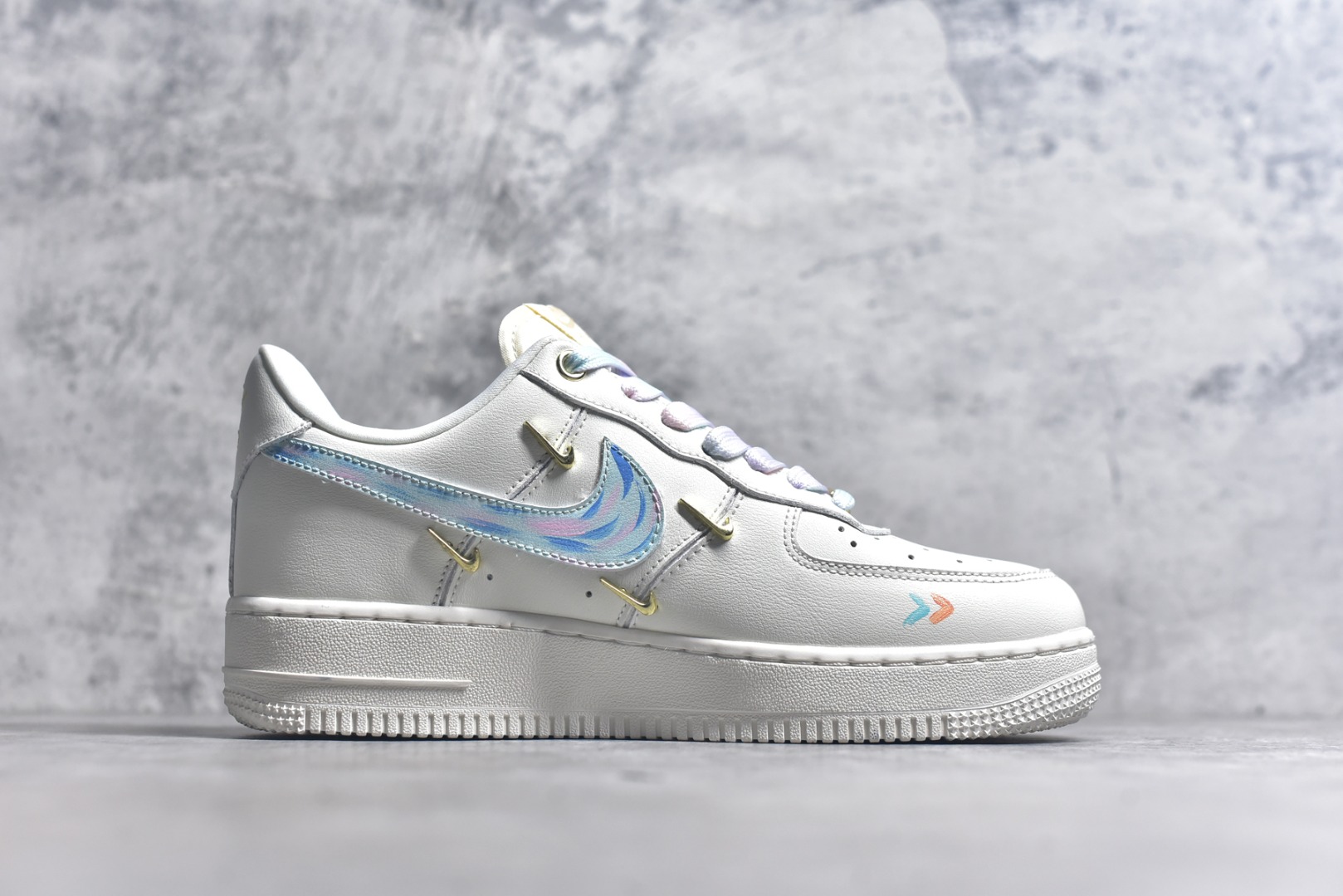 图片[3]-#Nike Air Force 1\’07 Low \”Monet Impression\” 手绘涂鸦 莫奈印象 空军一号定制休闲板鞋 FV3654-211 #鞋以纯净的白色作为底色，宛如一张等待艺术渲染的画布。莫奈印象派画作中那种光影交织、色彩斑斓的特点，被巧妙地运用到了鞋面设计中。鞋带部分采用了粉蓝等柔和的色彩，如同莫奈笔下天空与水波的交融，带来清新灵动之感 。鞋身侧面经典的 Nike Swoosh 标志，除了原本带有梦幻色彩的渐变图案，还缀以精致的金色小 Swoosh 标志，仿佛是莫奈画作中闪烁的光斑，为整体造型增添了一份奢华与精致 尺码：36 36.5 37.5 38 38.5 39 40 40.5 41 42 42.5 43 44 44.5 45 9.D4-选品中心