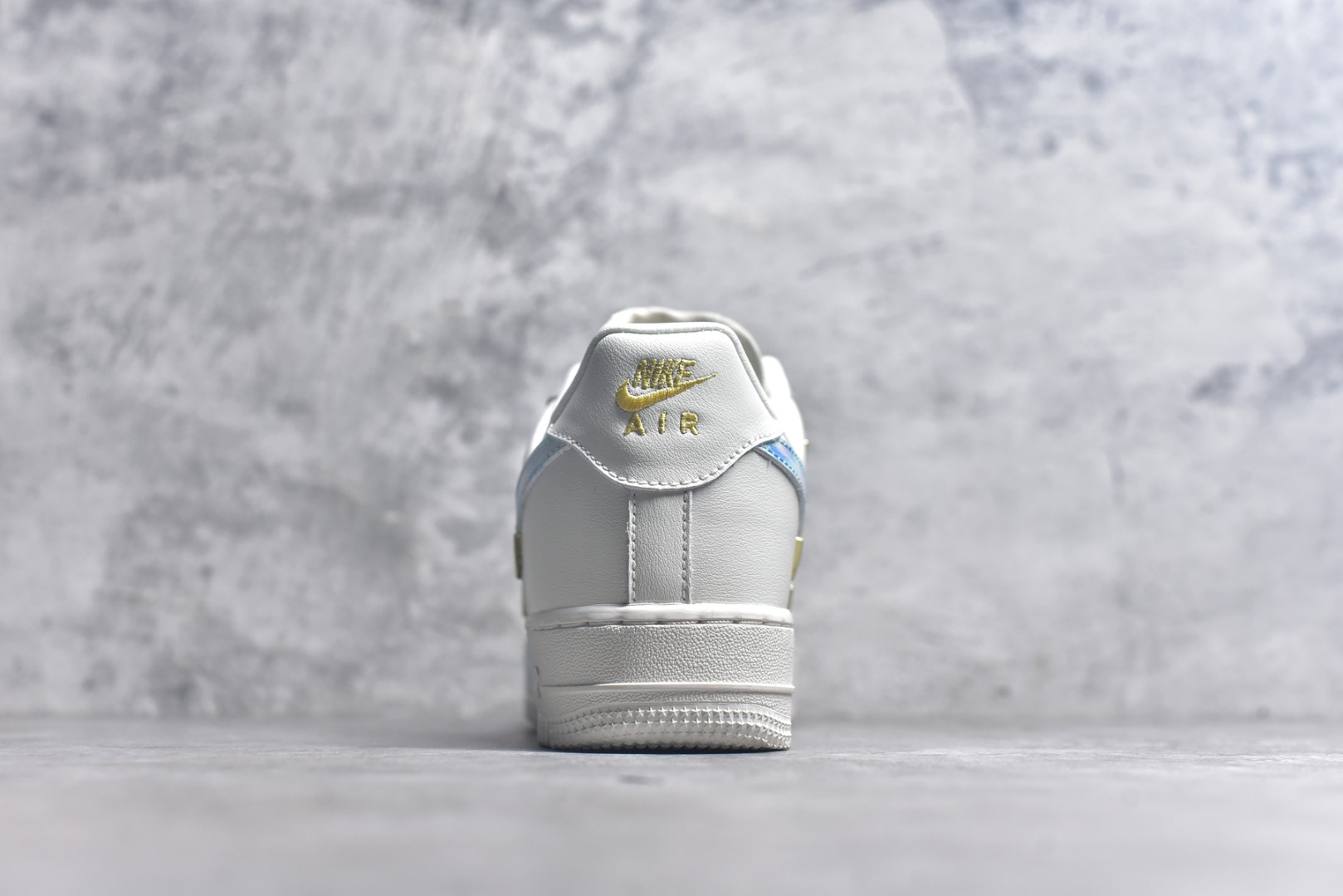 图片[5]-#Nike Air Force 1\’07 Low \”Monet Impression\” 手绘涂鸦 莫奈印象 空军一号定制休闲板鞋 FV3654-211 #鞋以纯净的白色作为底色，宛如一张等待艺术渲染的画布。莫奈印象派画作中那种光影交织、色彩斑斓的特点，被巧妙地运用到了鞋面设计中。鞋带部分采用了粉蓝等柔和的色彩，如同莫奈笔下天空与水波的交融，带来清新灵动之感 。鞋身侧面经典的 Nike Swoosh 标志，除了原本带有梦幻色彩的渐变图案，还缀以精致的金色小 Swoosh 标志，仿佛是莫奈画作中闪烁的光斑，为整体造型增添了一份奢华与精致 尺码：36 36.5 37.5 38 38.5 39 40 40.5 41 42 42.5 43 44 44.5 45 9.D4-选品中心