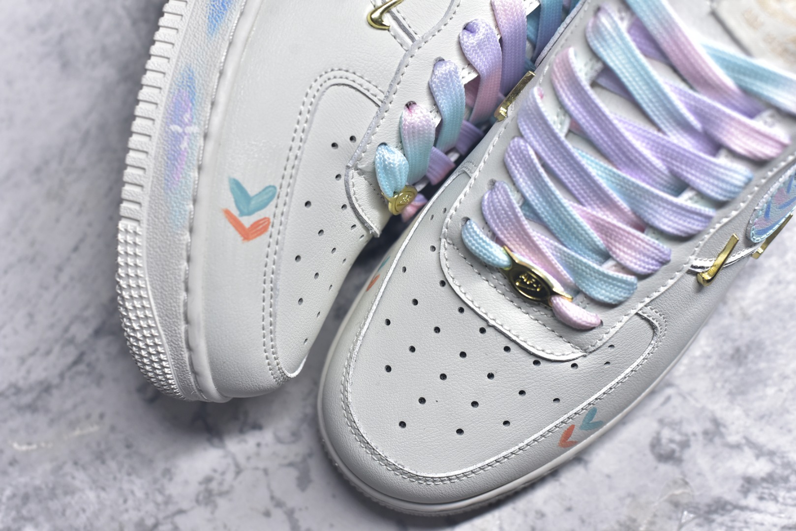 图片[8]-#Nike Air Force 1\’07 Low \”Monet Impression\” 手绘涂鸦 莫奈印象 空军一号定制休闲板鞋 FV3654-211 #鞋以纯净的白色作为底色，宛如一张等待艺术渲染的画布。莫奈印象派画作中那种光影交织、色彩斑斓的特点，被巧妙地运用到了鞋面设计中。鞋带部分采用了粉蓝等柔和的色彩，如同莫奈笔下天空与水波的交融，带来清新灵动之感 。鞋身侧面经典的 Nike Swoosh 标志，除了原本带有梦幻色彩的渐变图案，还缀以精致的金色小 Swoosh 标志，仿佛是莫奈画作中闪烁的光斑，为整体造型增添了一份奢华与精致 尺码：36 36.5 37.5 38 38.5 39 40 40.5 41 42 42.5 43 44 44.5 45 9.D4-选品中心