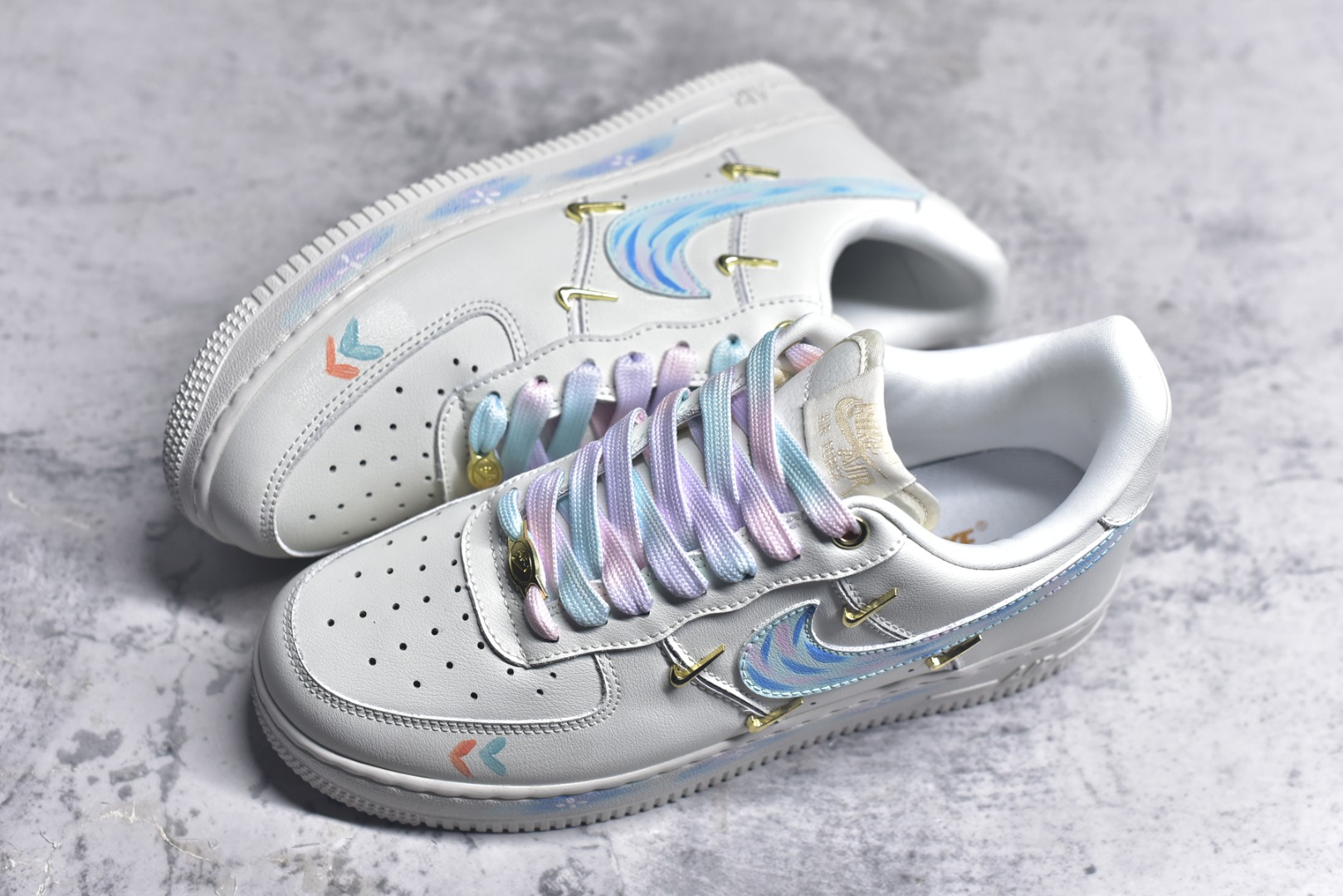 图片[7]-#Nike Air Force 1\’07 Low \”Monet Impression\” 手绘涂鸦 莫奈印象 空军一号定制休闲板鞋 FV3654-211 #鞋以纯净的白色作为底色，宛如一张等待艺术渲染的画布。莫奈印象派画作中那种光影交织、色彩斑斓的特点，被巧妙地运用到了鞋面设计中。鞋带部分采用了粉蓝等柔和的色彩，如同莫奈笔下天空与水波的交融，带来清新灵动之感 。鞋身侧面经典的 Nike Swoosh 标志，除了原本带有梦幻色彩的渐变图案，还缀以精致的金色小 Swoosh 标志，仿佛是莫奈画作中闪烁的光斑，为整体造型增添了一份奢华与精致 尺码：36 36.5 37.5 38 38.5 39 40 40.5 41 42 42.5 43 44 44.5 45 9.D4-选品中心
