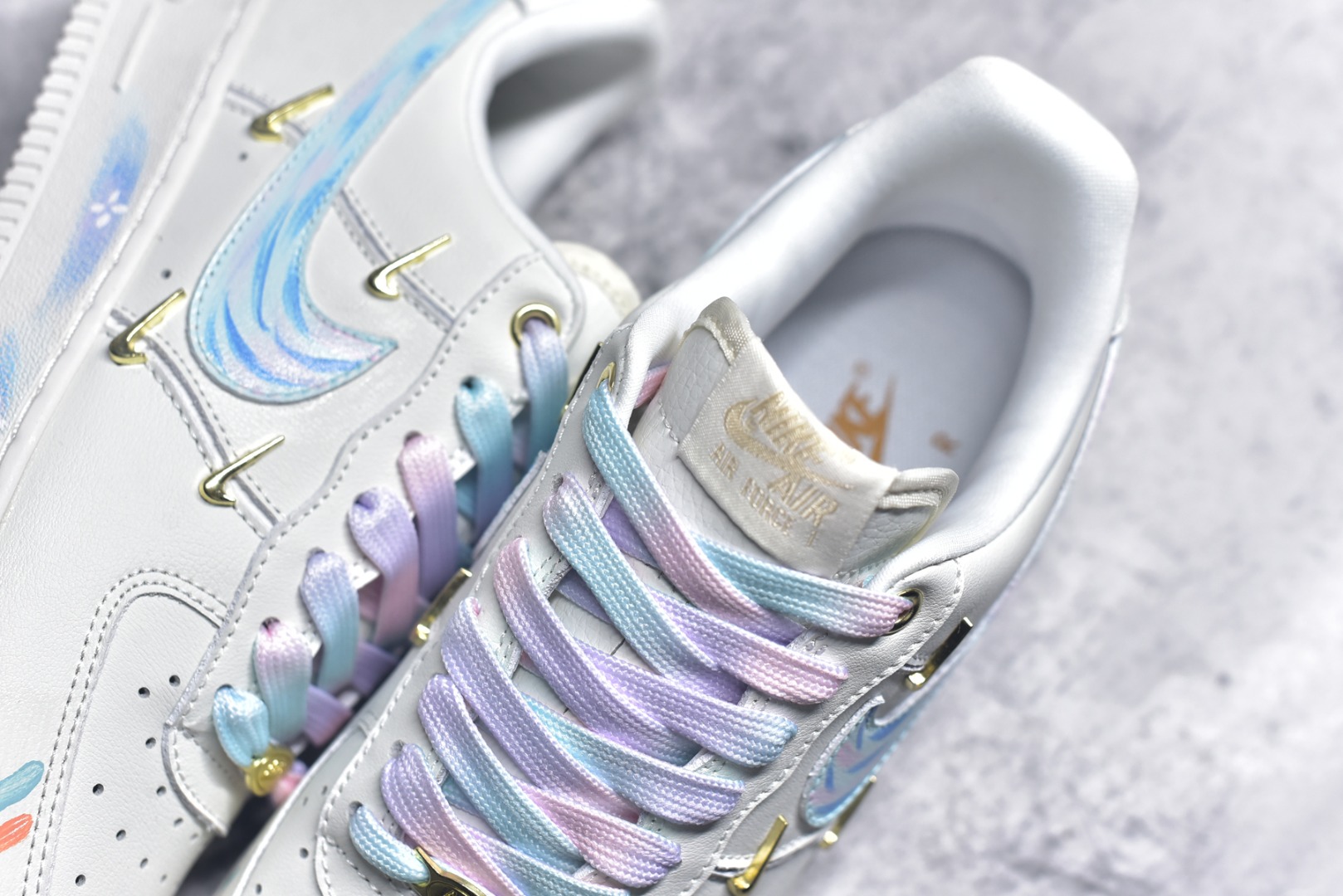 图片[9]-#Nike Air Force 1\’07 Low \”Monet Impression\” 手绘涂鸦 莫奈印象 空军一号定制休闲板鞋 FV3654-211 #鞋以纯净的白色作为底色，宛如一张等待艺术渲染的画布。莫奈印象派画作中那种光影交织、色彩斑斓的特点，被巧妙地运用到了鞋面设计中。鞋带部分采用了粉蓝等柔和的色彩，如同莫奈笔下天空与水波的交融，带来清新灵动之感 。鞋身侧面经典的 Nike Swoosh 标志，除了原本带有梦幻色彩的渐变图案，还缀以精致的金色小 Swoosh 标志，仿佛是莫奈画作中闪烁的光斑，为整体造型增添了一份奢华与精致 尺码：36 36.5 37.5 38 38.5 39 40 40.5 41 42 42.5 43 44 44.5 45 9.D4-选品中心