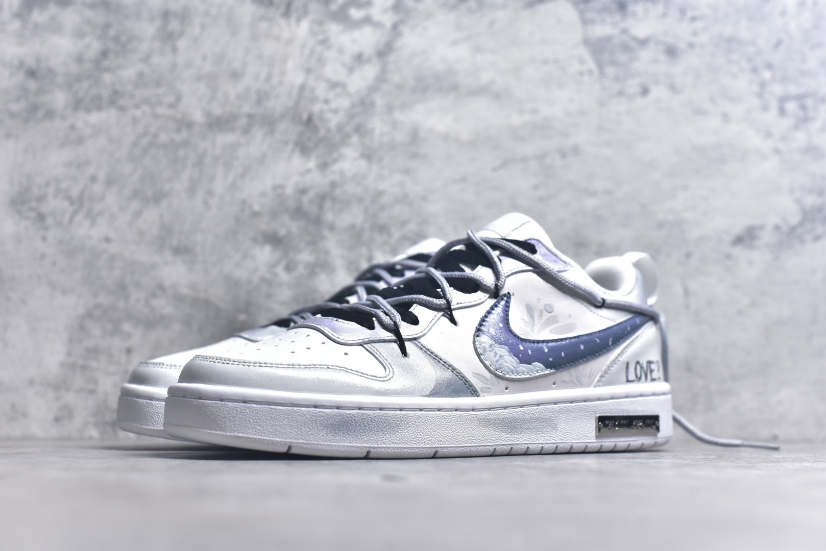 图片[2]-#Nike Court Borough“Love迷雾”解构手绘 潮流简约低帮板鞋 “Love 迷雾” 板鞋以柔和的浅蓝为主色调，仿佛清晨弥漫在山谷间的薄雾，给人一种朦胧而梦幻的感觉。鞋身的整体设计简洁却不失精致，浅蓝与白色、灰色等色调相互搭配，营造出一种和谐且富有层次感的视觉效果。经典的 Nike Swoosh 标志以深蓝色呈现，犹如穿透迷雾的深邃夜空，点缀着星星点点的白色装饰，仿佛夜空中闪烁的繁星，为整双鞋增添了一份神秘的魅力。 货号：BQ5448-100 尺码：36 36.5 37.5 38 38.5 39 40 40.5 41 42 42.5 43 44 44.5 45-选品中心