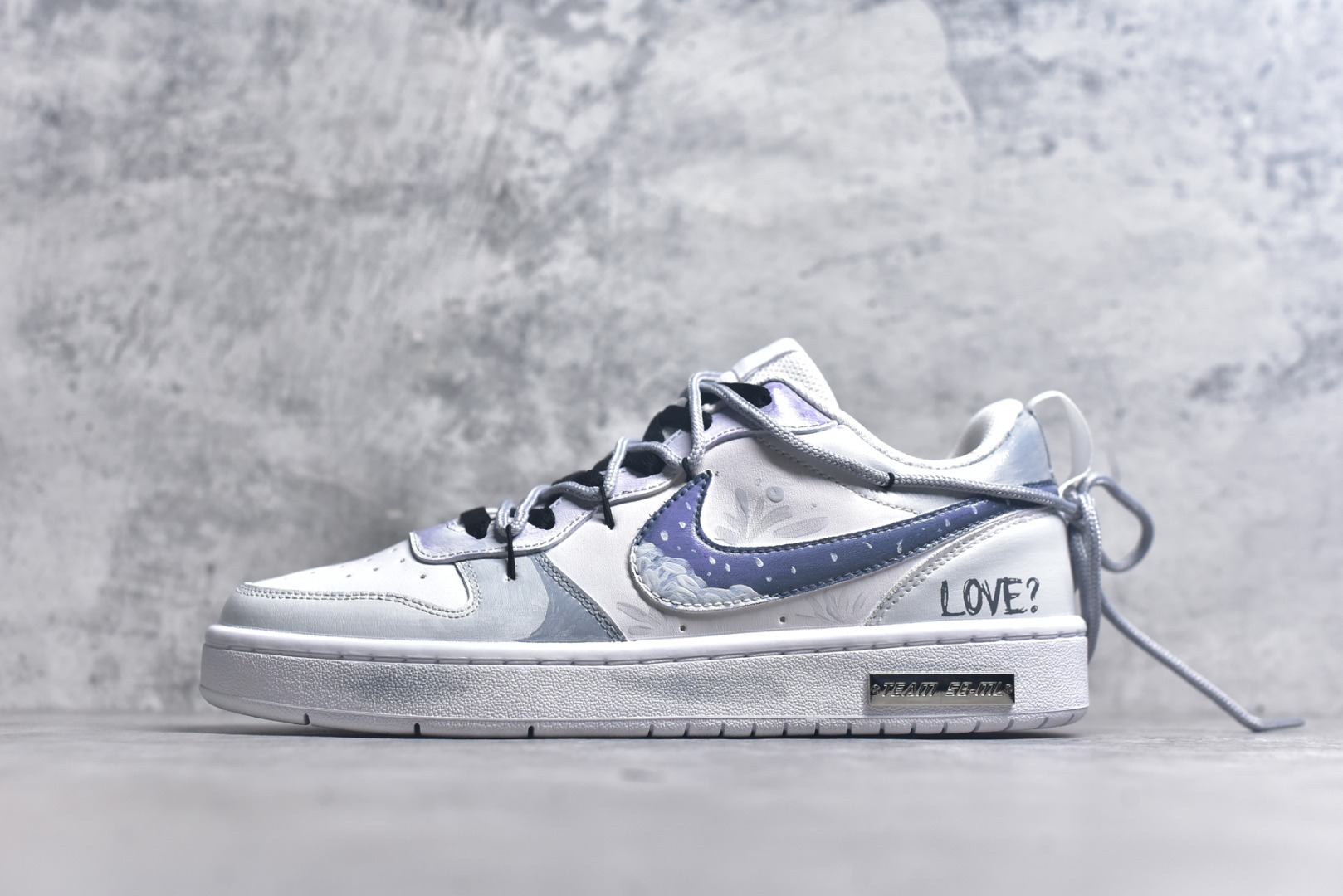 #Nike Court Borough“Love迷雾”解构手绘 潮流简约低帮板鞋 “Love 迷雾” 板鞋以柔和的浅蓝为主色调，仿佛清晨弥漫在山谷间的薄雾，给人一种朦胧而梦幻的感觉。鞋身的整体设计简洁却不失精致，浅蓝与白色、灰色等色调相互搭配，营造出一种和谐且富有层次感的视觉效果。经典的 Nike Swoosh 标志以深蓝色呈现，犹如穿透迷雾的深邃夜空，点缀着星星点点的白色装饰，仿佛夜空中闪烁的繁星，为整双鞋增添了一份神秘的魅力。 货号：BQ5448-100 尺码：36 36.5 37.5 38 38.5 39 40 40.5 41 42 42.5 43 44 44.5 45-选品中心