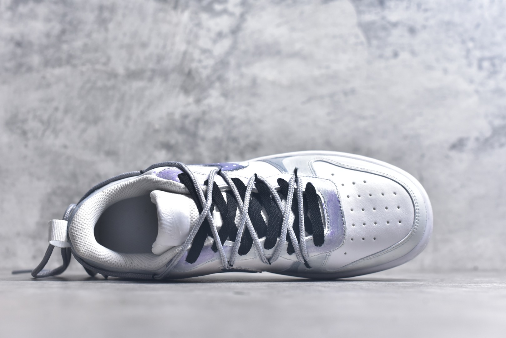 图片[4]-#Nike Court Borough“Love迷雾”解构手绘 潮流简约低帮板鞋 “Love 迷雾” 板鞋以柔和的浅蓝为主色调，仿佛清晨弥漫在山谷间的薄雾，给人一种朦胧而梦幻的感觉。鞋身的整体设计简洁却不失精致，浅蓝与白色、灰色等色调相互搭配，营造出一种和谐且富有层次感的视觉效果。经典的 Nike Swoosh 标志以深蓝色呈现，犹如穿透迷雾的深邃夜空，点缀着星星点点的白色装饰，仿佛夜空中闪烁的繁星，为整双鞋增添了一份神秘的魅力。 货号：BQ5448-100 尺码：36 36.5 37.5 38 38.5 39 40 40.5 41 42 42.5 43 44 44.5 45-选品中心