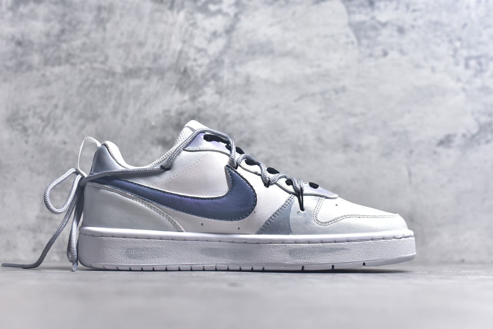 图片[3]-#Nike Court Borough“Love迷雾”解构手绘 潮流简约低帮板鞋 “Love 迷雾” 板鞋以柔和的浅蓝为主色调，仿佛清晨弥漫在山谷间的薄雾，给人一种朦胧而梦幻的感觉。鞋身的整体设计简洁却不失精致，浅蓝与白色、灰色等色调相互搭配，营造出一种和谐且富有层次感的视觉效果。经典的 Nike Swoosh 标志以深蓝色呈现，犹如穿透迷雾的深邃夜空，点缀着星星点点的白色装饰，仿佛夜空中闪烁的繁星，为整双鞋增添了一份神秘的魅力。 货号：BQ5448-100 尺码：36 36.5 37.5 38 38.5 39 40 40.5 41 42 42.5 43 44 44.5 45-选品中心