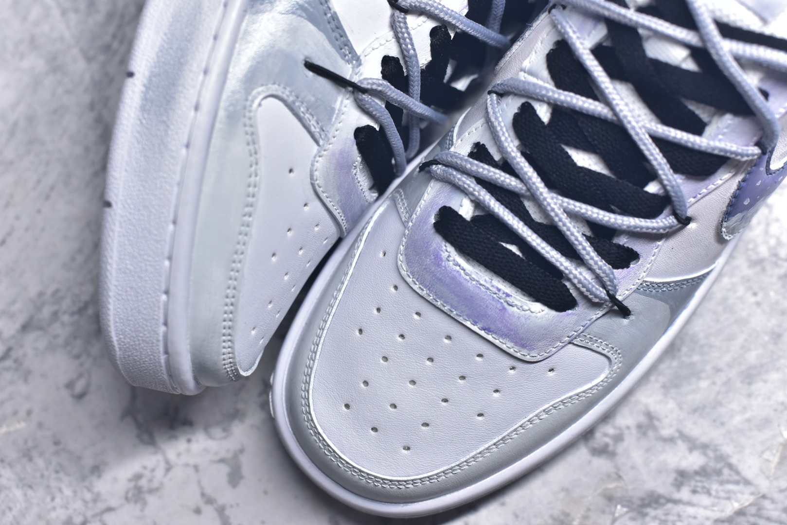 图片[8]-#Nike Court Borough“Love迷雾”解构手绘 潮流简约低帮板鞋 “Love 迷雾” 板鞋以柔和的浅蓝为主色调，仿佛清晨弥漫在山谷间的薄雾，给人一种朦胧而梦幻的感觉。鞋身的整体设计简洁却不失精致，浅蓝与白色、灰色等色调相互搭配，营造出一种和谐且富有层次感的视觉效果。经典的 Nike Swoosh 标志以深蓝色呈现，犹如穿透迷雾的深邃夜空，点缀着星星点点的白色装饰，仿佛夜空中闪烁的繁星，为整双鞋增添了一份神秘的魅力。 货号：BQ5448-100 尺码：36 36.5 37.5 38 38.5 39 40 40.5 41 42 42.5 43 44 44.5 45-选品中心