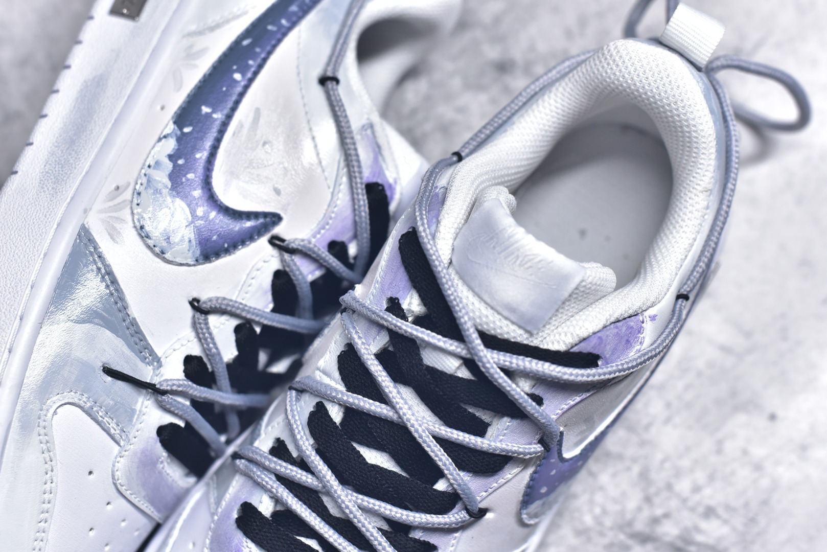 图片[9]-#Nike Court Borough“Love迷雾”解构手绘 潮流简约低帮板鞋 “Love 迷雾” 板鞋以柔和的浅蓝为主色调，仿佛清晨弥漫在山谷间的薄雾，给人一种朦胧而梦幻的感觉。鞋身的整体设计简洁却不失精致，浅蓝与白色、灰色等色调相互搭配，营造出一种和谐且富有层次感的视觉效果。经典的 Nike Swoosh 标志以深蓝色呈现，犹如穿透迷雾的深邃夜空，点缀着星星点点的白色装饰，仿佛夜空中闪烁的繁星，为整双鞋增添了一份神秘的魅力。 货号：BQ5448-100 尺码：36 36.5 37.5 38 38.5 39 40 40.5 41 42 42.5 43 44 44.5 45-选品中心