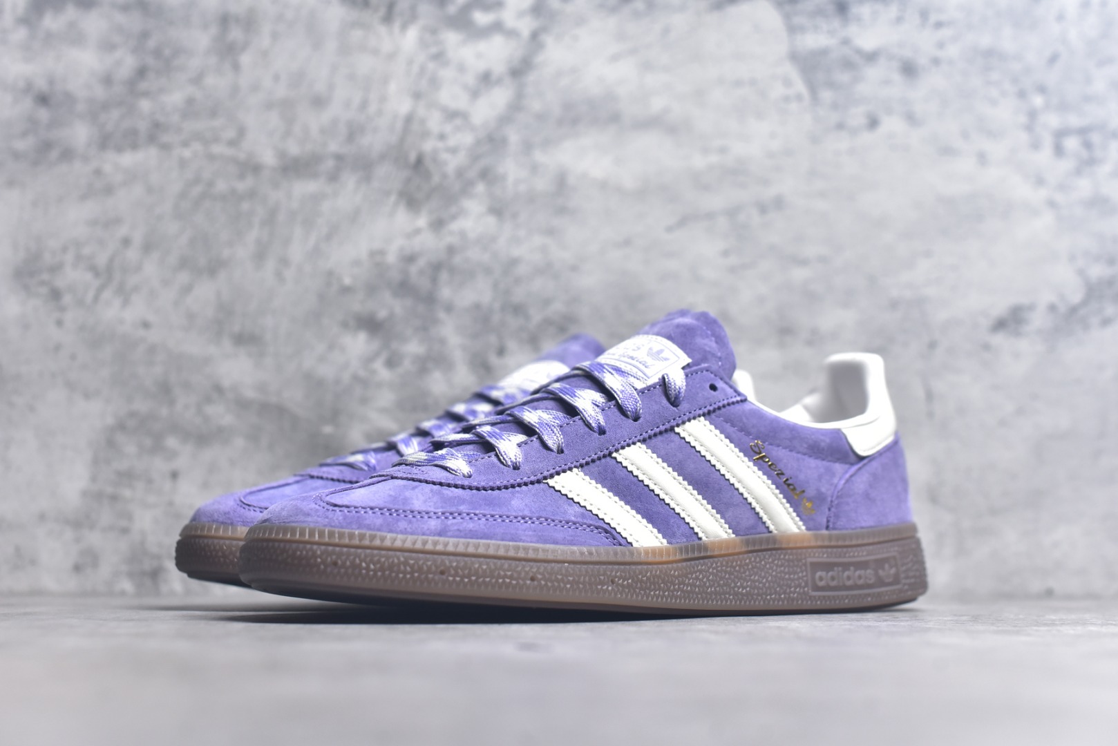 图片[2]-#AD Originals Handball SPZL 手球运动员系列百搭休闲运动板鞋 KI5935 口碑大厂出品 品控大底版型不断改良更新 原厂皮料 原装过验内外标加持 全套原纸板楦头开发 确保原汁原味 完美呈现桑巴版型 一比一鞋头弧度高度鞋身弧度 数据细节工艺流程均保持一致 这款来自阿迪达斯的这款HANDBALL SPZL前身是一双手球运动鞋 这一次拿来复刻 所以鞋面的主要色彩选用了黑色 鞋面外侧除了Spezial字母之外还有三叶草标志 Handball SPZL作为复古手球训练鞋与作为室内足球鞋的Samba有着异曲同工之处 但是质感更为出众的鞋身以及丰富的配色选择比起Samba来讲可以说是更胜一筹了 尺码：36-45-选品中心