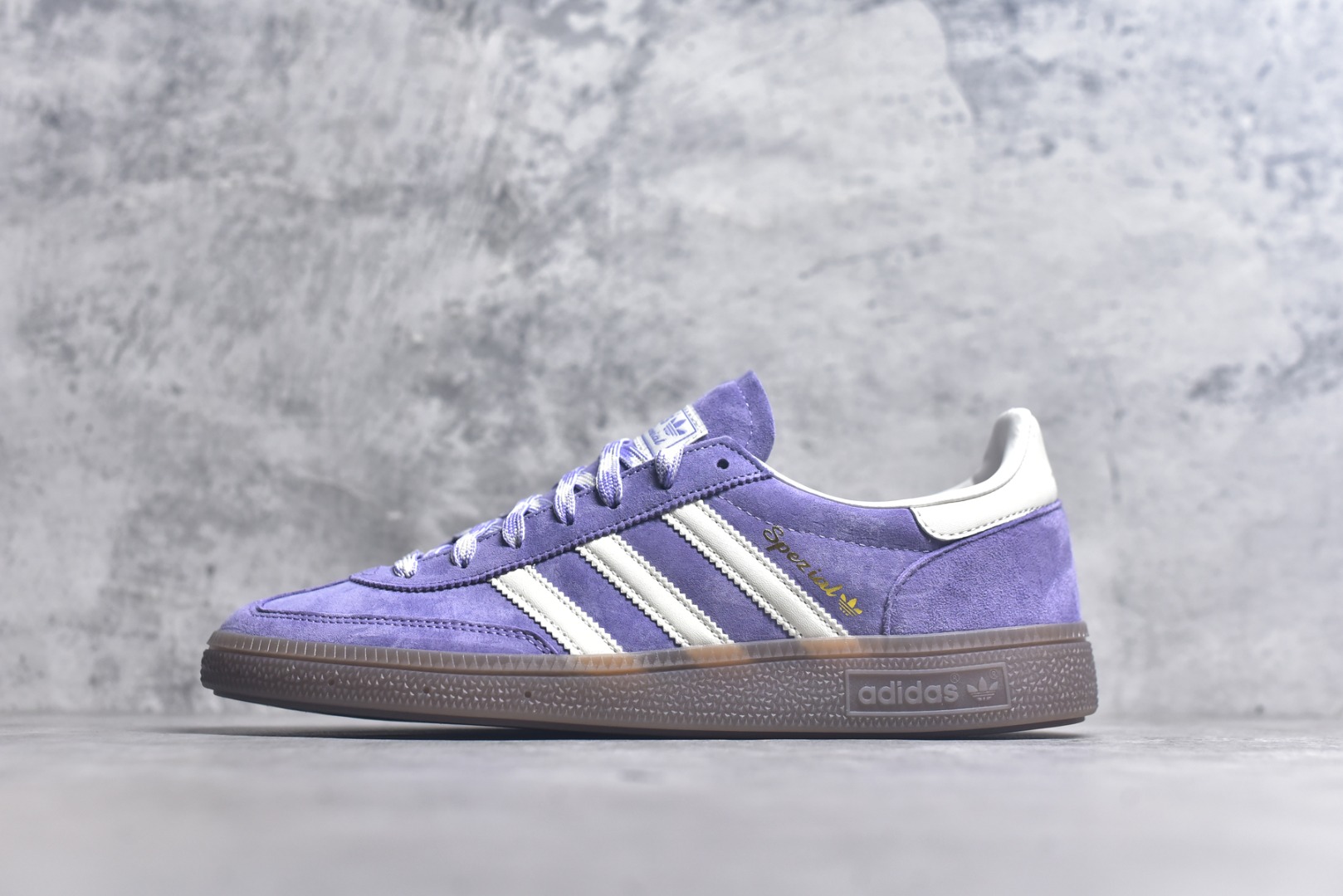 #AD Originals Handball SPZL 手球运动员系列百搭休闲运动板鞋 KI5935 口碑大厂出品 品控大底版型不断改良更新 原厂皮料 原装过验内外标加持 全套原纸板楦头开发 确保原汁原味 完美呈现桑巴版型 一比一鞋头弧度高度鞋身弧度 数据细节工艺流程均保持一致 这款来自阿迪达斯的这款HANDBALL SPZL前身是一双手球运动鞋 这一次拿来复刻 所以鞋面的主要色彩选用了黑色 鞋面外侧除了Spezial字母之外还有三叶草标志 Handball SPZL作为复古手球训练鞋与作为室内足球鞋的Samba有着异曲同工之处 但是质感更为出众的鞋身以及丰富的配色选择比起Samba来讲可以说是更胜一筹了 尺码：36-45-选品中心