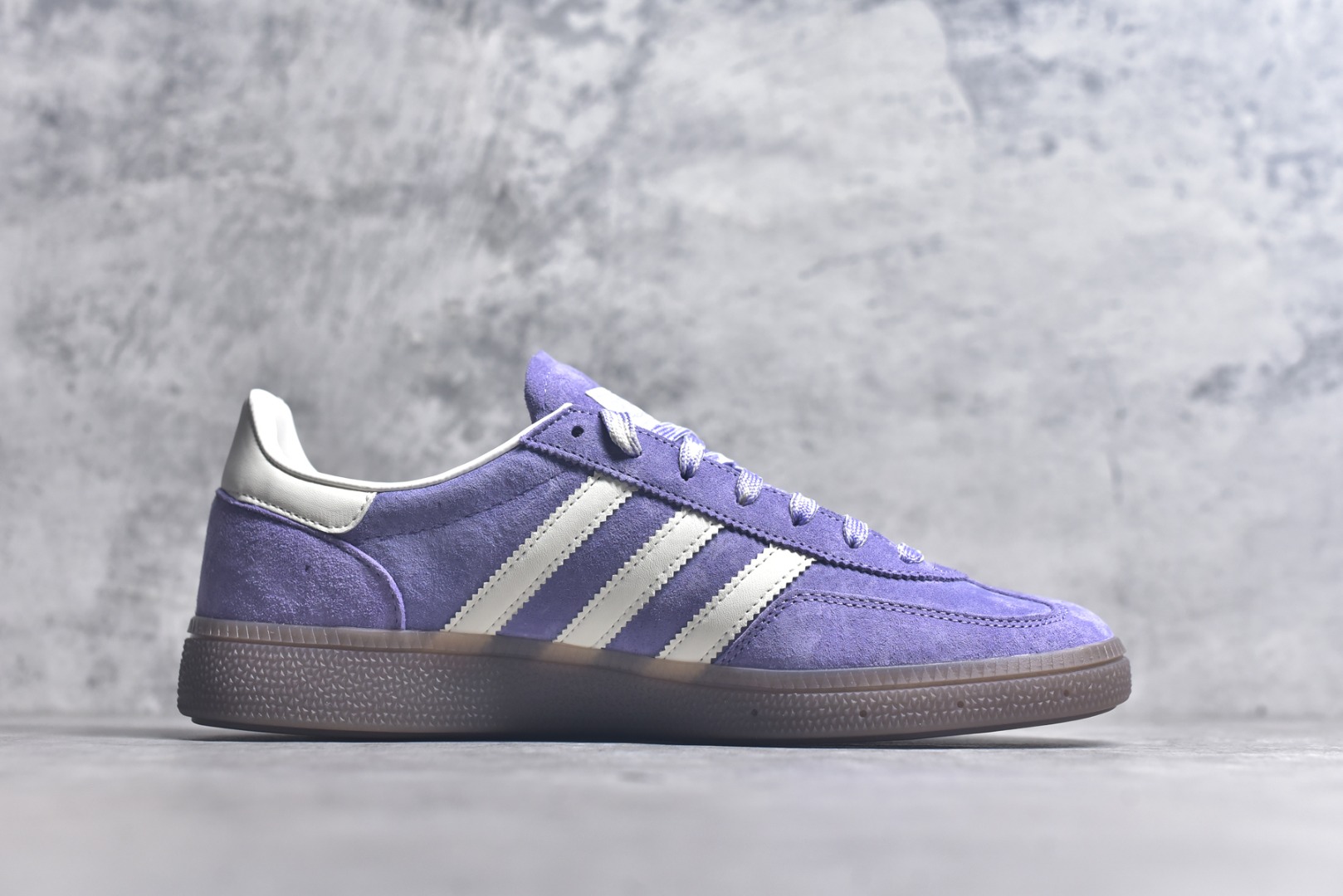 图片[3]-#AD Originals Handball SPZL 手球运动员系列百搭休闲运动板鞋 KI5935 口碑大厂出品 品控大底版型不断改良更新 原厂皮料 原装过验内外标加持 全套原纸板楦头开发 确保原汁原味 完美呈现桑巴版型 一比一鞋头弧度高度鞋身弧度 数据细节工艺流程均保持一致 这款来自阿迪达斯的这款HANDBALL SPZL前身是一双手球运动鞋 这一次拿来复刻 所以鞋面的主要色彩选用了黑色 鞋面外侧除了Spezial字母之外还有三叶草标志 Handball SPZL作为复古手球训练鞋与作为室内足球鞋的Samba有着异曲同工之处 但是质感更为出众的鞋身以及丰富的配色选择比起Samba来讲可以说是更胜一筹了 尺码：36-45-选品中心