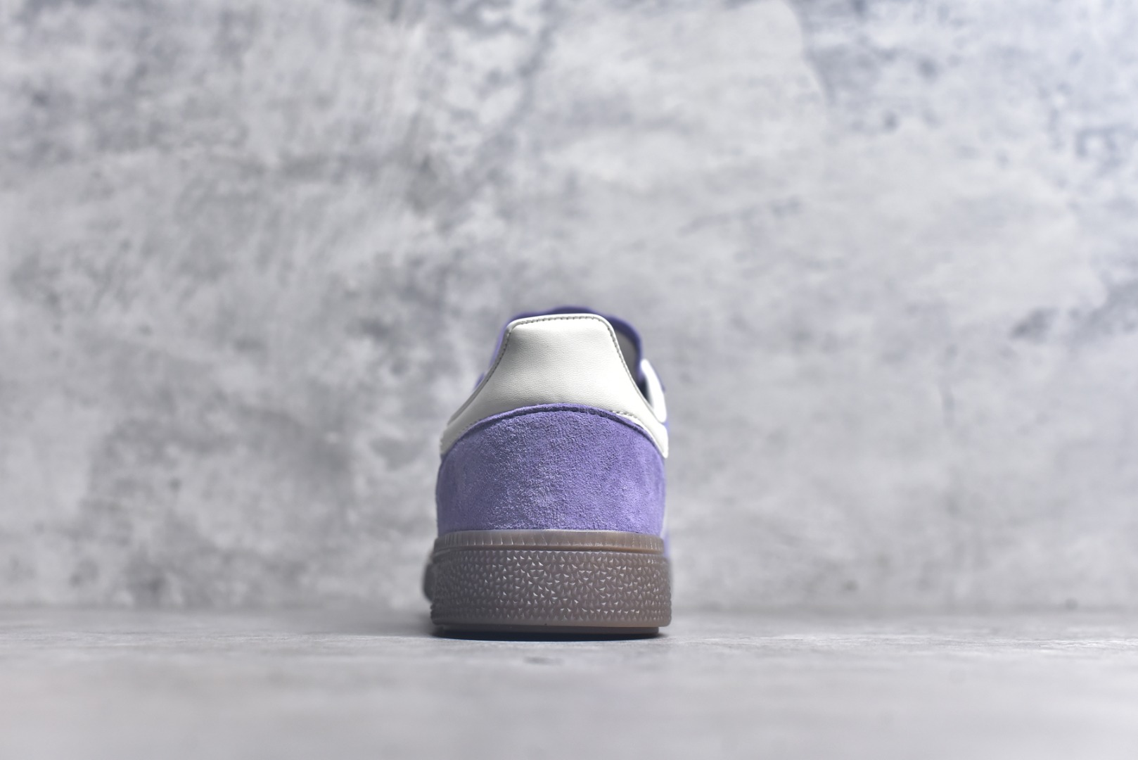 图片[5]-#AD Originals Handball SPZL 手球运动员系列百搭休闲运动板鞋 KI5935 口碑大厂出品 品控大底版型不断改良更新 原厂皮料 原装过验内外标加持 全套原纸板楦头开发 确保原汁原味 完美呈现桑巴版型 一比一鞋头弧度高度鞋身弧度 数据细节工艺流程均保持一致 这款来自阿迪达斯的这款HANDBALL SPZL前身是一双手球运动鞋 这一次拿来复刻 所以鞋面的主要色彩选用了黑色 鞋面外侧除了Spezial字母之外还有三叶草标志 Handball SPZL作为复古手球训练鞋与作为室内足球鞋的Samba有着异曲同工之处 但是质感更为出众的鞋身以及丰富的配色选择比起Samba来讲可以说是更胜一筹了 尺码：36-45-选品中心