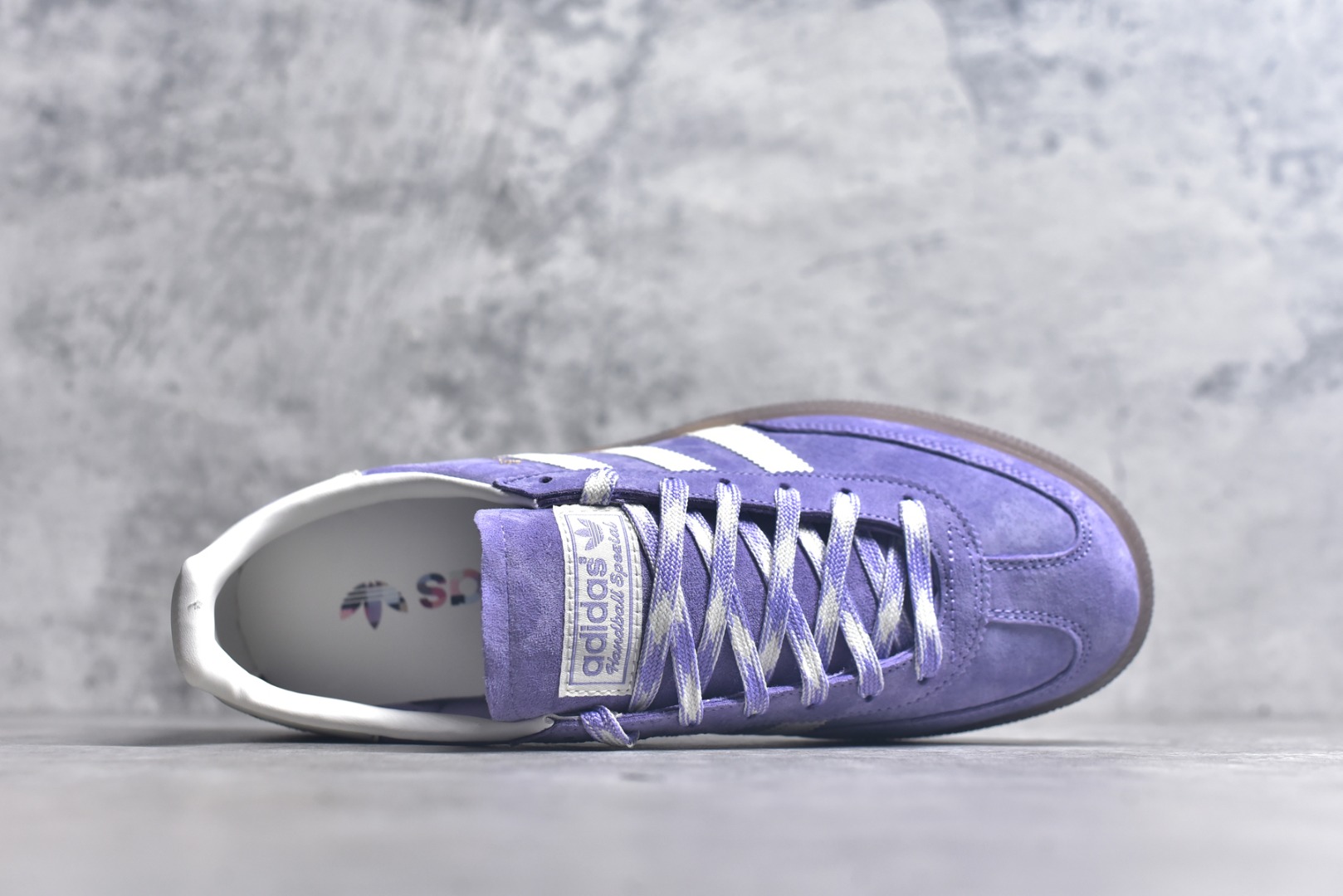 图片[4]-#AD Originals Handball SPZL 手球运动员系列百搭休闲运动板鞋 KI5935 口碑大厂出品 品控大底版型不断改良更新 原厂皮料 原装过验内外标加持 全套原纸板楦头开发 确保原汁原味 完美呈现桑巴版型 一比一鞋头弧度高度鞋身弧度 数据细节工艺流程均保持一致 这款来自阿迪达斯的这款HANDBALL SPZL前身是一双手球运动鞋 这一次拿来复刻 所以鞋面的主要色彩选用了黑色 鞋面外侧除了Spezial字母之外还有三叶草标志 Handball SPZL作为复古手球训练鞋与作为室内足球鞋的Samba有着异曲同工之处 但是质感更为出众的鞋身以及丰富的配色选择比起Samba来讲可以说是更胜一筹了 尺码：36-45-选品中心