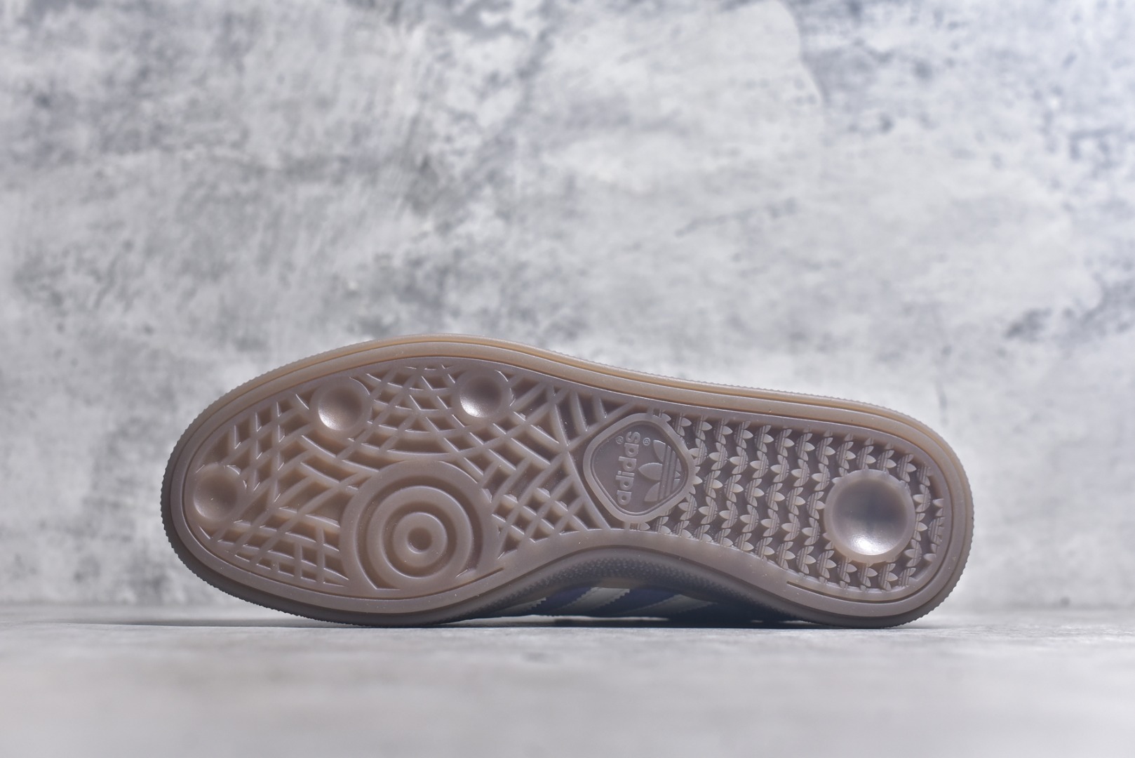 图片[6]-#AD Originals Handball SPZL 手球运动员系列百搭休闲运动板鞋 KI5935 口碑大厂出品 品控大底版型不断改良更新 原厂皮料 原装过验内外标加持 全套原纸板楦头开发 确保原汁原味 完美呈现桑巴版型 一比一鞋头弧度高度鞋身弧度 数据细节工艺流程均保持一致 这款来自阿迪达斯的这款HANDBALL SPZL前身是一双手球运动鞋 这一次拿来复刻 所以鞋面的主要色彩选用了黑色 鞋面外侧除了Spezial字母之外还有三叶草标志 Handball SPZL作为复古手球训练鞋与作为室内足球鞋的Samba有着异曲同工之处 但是质感更为出众的鞋身以及丰富的配色选择比起Samba来讲可以说是更胜一筹了 尺码：36-45-选品中心