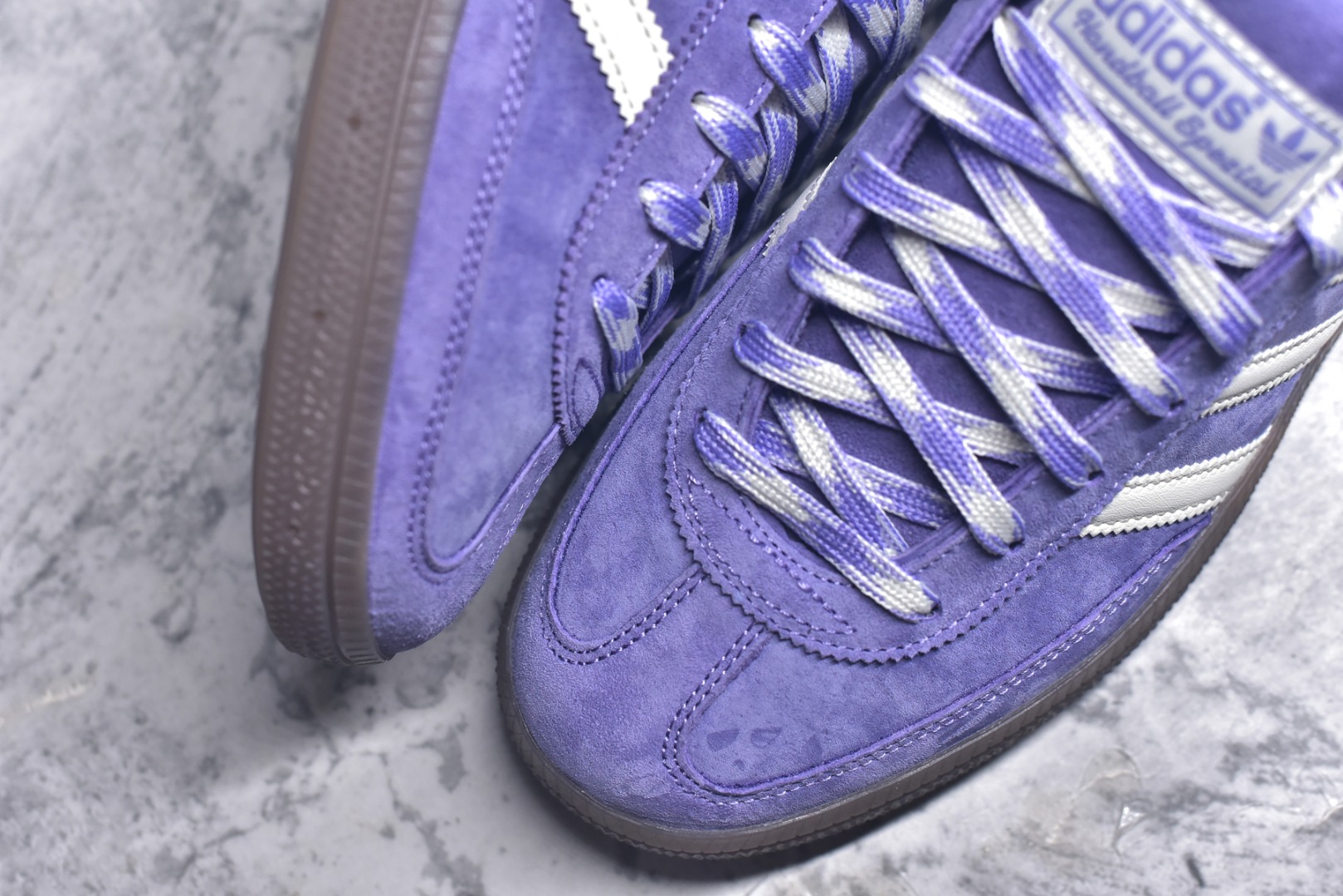 图片[8]-#AD Originals Handball SPZL 手球运动员系列百搭休闲运动板鞋 KI5935 口碑大厂出品 品控大底版型不断改良更新 原厂皮料 原装过验内外标加持 全套原纸板楦头开发 确保原汁原味 完美呈现桑巴版型 一比一鞋头弧度高度鞋身弧度 数据细节工艺流程均保持一致 这款来自阿迪达斯的这款HANDBALL SPZL前身是一双手球运动鞋 这一次拿来复刻 所以鞋面的主要色彩选用了黑色 鞋面外侧除了Spezial字母之外还有三叶草标志 Handball SPZL作为复古手球训练鞋与作为室内足球鞋的Samba有着异曲同工之处 但是质感更为出众的鞋身以及丰富的配色选择比起Samba来讲可以说是更胜一筹了 尺码：36-45-选品中心