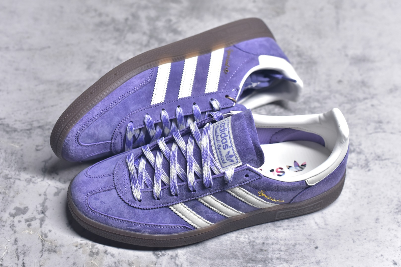 图片[7]-#AD Originals Handball SPZL 手球运动员系列百搭休闲运动板鞋 KI5935 口碑大厂出品 品控大底版型不断改良更新 原厂皮料 原装过验内外标加持 全套原纸板楦头开发 确保原汁原味 完美呈现桑巴版型 一比一鞋头弧度高度鞋身弧度 数据细节工艺流程均保持一致 这款来自阿迪达斯的这款HANDBALL SPZL前身是一双手球运动鞋 这一次拿来复刻 所以鞋面的主要色彩选用了黑色 鞋面外侧除了Spezial字母之外还有三叶草标志 Handball SPZL作为复古手球训练鞋与作为室内足球鞋的Samba有着异曲同工之处 但是质感更为出众的鞋身以及丰富的配色选择比起Samba来讲可以说是更胜一筹了 尺码：36-45-选品中心