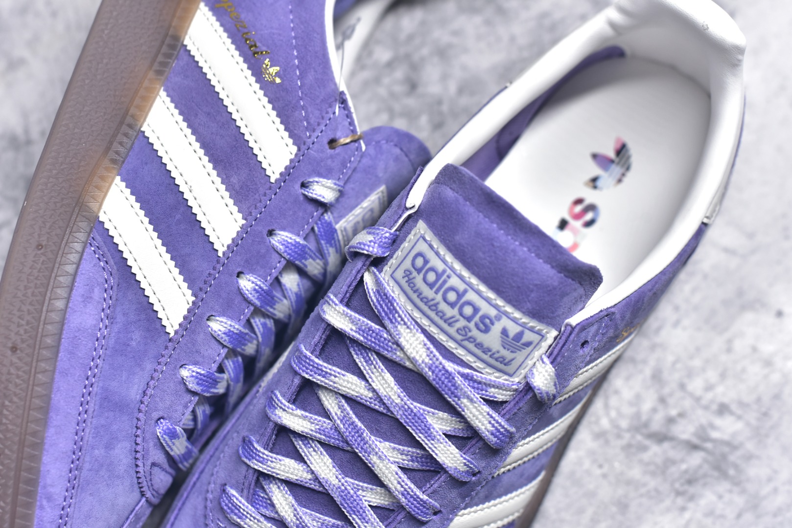 图片[9]-#AD Originals Handball SPZL 手球运动员系列百搭休闲运动板鞋 KI5935 口碑大厂出品 品控大底版型不断改良更新 原厂皮料 原装过验内外标加持 全套原纸板楦头开发 确保原汁原味 完美呈现桑巴版型 一比一鞋头弧度高度鞋身弧度 数据细节工艺流程均保持一致 这款来自阿迪达斯的这款HANDBALL SPZL前身是一双手球运动鞋 这一次拿来复刻 所以鞋面的主要色彩选用了黑色 鞋面外侧除了Spezial字母之外还有三叶草标志 Handball SPZL作为复古手球训练鞋与作为室内足球鞋的Samba有着异曲同工之处 但是质感更为出众的鞋身以及丰富的配色选择比起Samba来讲可以说是更胜一筹了 尺码：36-45-选品中心