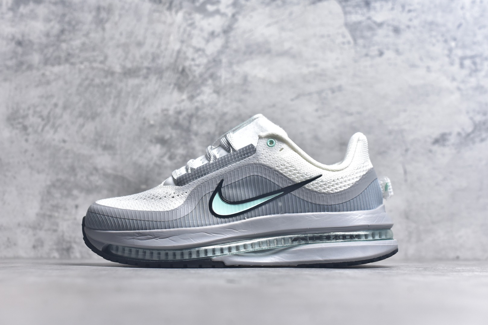 #NK Pegasus Premium 飞马全掌气垫跑步运动鞋 HQ2593-107 气垫的究极进化 NIKE 2025S 新王炸 • 在特有Air科技加持下，耐克带来全新Pegasus Premium。这款跑鞋在传承耐克飞马（Pegasus）系列标志性的缓震功能的同时，将首次搭载耐克的塑型可视化Air Zoom气垫单元。• 塑型Air Zoom气垫单元贴合脚部的自然轮廓，帮助跑者在从后跟到脚趾的过渡中能够有效传递力量，带来一种前所未有的轻盈、顺畅回馈体验。中底采用ZoomX泡绵，后跟则使用ReactX泡绵，为跑者提供稳定流畅的推进感。• 塑型可视化Air Zoom气垫单元和精心配置的泡绵组合，让Pegasus Premium成为耐克飞马系列中颇具能量回馈的鞋款。• 全新Pegasus Premium不仅展示了耐克势头强劲的创新周期，证明了其特有的Air科技的强大实力，更体现了耐克倾听和服务运动员的能力。尺码：36 36.5 37.5 38 38.5 39 40 40.5 41 42 42.5 43 44 44.5 45-选品中心