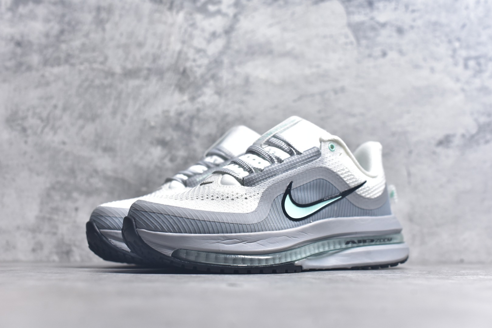 图片[2]-#NK Pegasus Premium 飞马全掌气垫跑步运动鞋 HQ2593-107 气垫的究极进化 NIKE 2025S 新王炸 • 在特有Air科技加持下，耐克带来全新Pegasus Premium。这款跑鞋在传承耐克飞马（Pegasus）系列标志性的缓震功能的同时，将首次搭载耐克的塑型可视化Air Zoom气垫单元。• 塑型Air Zoom气垫单元贴合脚部的自然轮廓，帮助跑者在从后跟到脚趾的过渡中能够有效传递力量，带来一种前所未有的轻盈、顺畅回馈体验。中底采用ZoomX泡绵，后跟则使用ReactX泡绵，为跑者提供稳定流畅的推进感。• 塑型可视化Air Zoom气垫单元和精心配置的泡绵组合，让Pegasus Premium成为耐克飞马系列中颇具能量回馈的鞋款。• 全新Pegasus Premium不仅展示了耐克势头强劲的创新周期，证明了其特有的Air科技的强大实力，更体现了耐克倾听和服务运动员的能力。尺码：36 36.5 37.5 38 38.5 39 40 40.5 41 42 42.5 43 44 44.5 45-选品中心