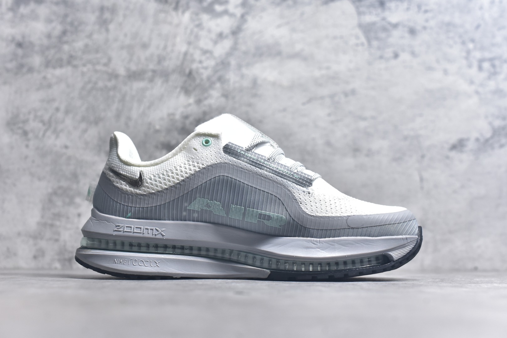 图片[3]-#NK Pegasus Premium 飞马全掌气垫跑步运动鞋 HQ2593-107 气垫的究极进化 NIKE 2025S 新王炸 • 在特有Air科技加持下，耐克带来全新Pegasus Premium。这款跑鞋在传承耐克飞马（Pegasus）系列标志性的缓震功能的同时，将首次搭载耐克的塑型可视化Air Zoom气垫单元。• 塑型Air Zoom气垫单元贴合脚部的自然轮廓，帮助跑者在从后跟到脚趾的过渡中能够有效传递力量，带来一种前所未有的轻盈、顺畅回馈体验。中底采用ZoomX泡绵，后跟则使用ReactX泡绵，为跑者提供稳定流畅的推进感。• 塑型可视化Air Zoom气垫单元和精心配置的泡绵组合，让Pegasus Premium成为耐克飞马系列中颇具能量回馈的鞋款。• 全新Pegasus Premium不仅展示了耐克势头强劲的创新周期，证明了其特有的Air科技的强大实力，更体现了耐克倾听和服务运动员的能力。尺码：36 36.5 37.5 38 38.5 39 40 40.5 41 42 42.5 43 44 44.5 45-选品中心