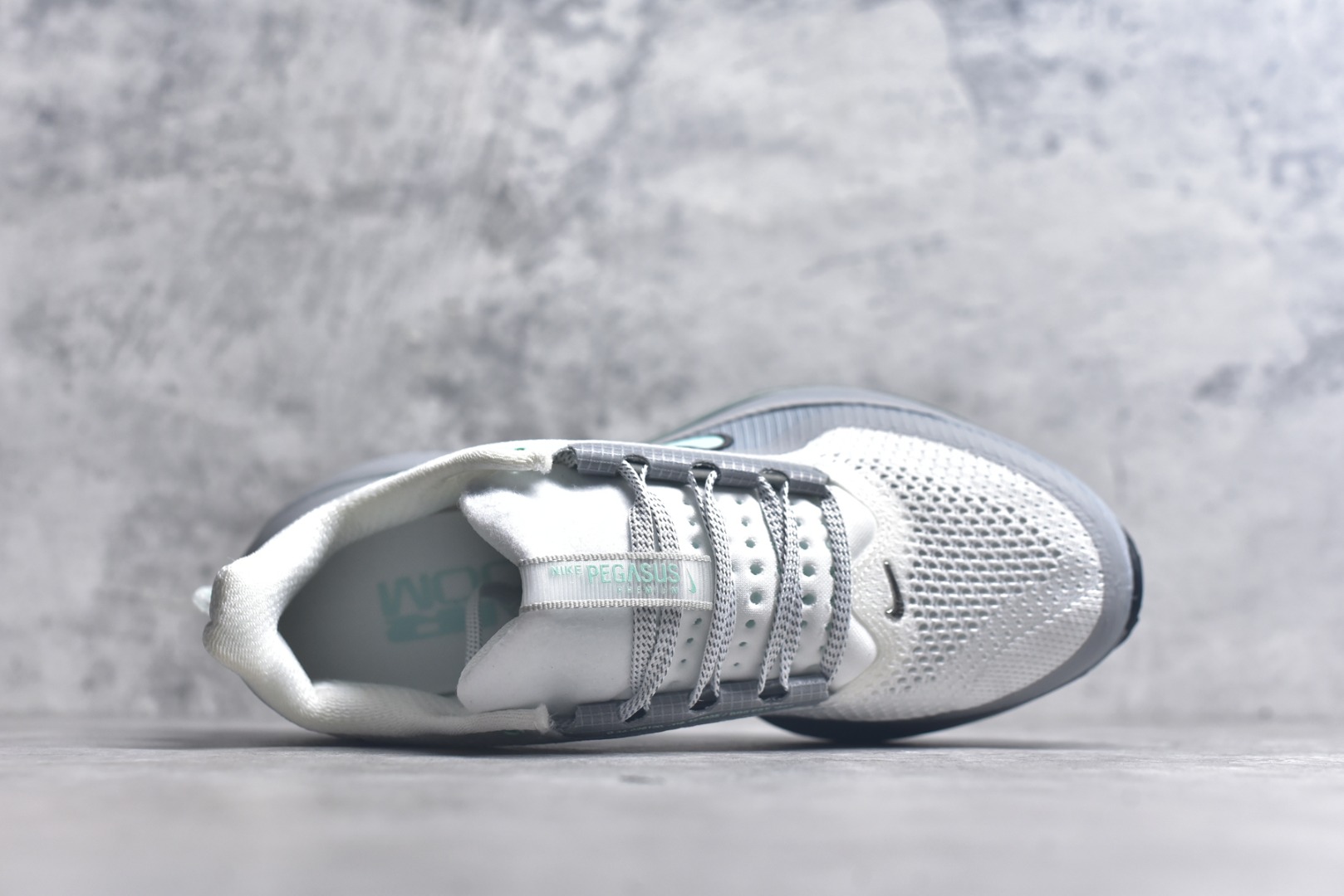 图片[4]-#NK Pegasus Premium 飞马全掌气垫跑步运动鞋 HQ2593-107 气垫的究极进化 NIKE 2025S 新王炸 • 在特有Air科技加持下，耐克带来全新Pegasus Premium。这款跑鞋在传承耐克飞马（Pegasus）系列标志性的缓震功能的同时，将首次搭载耐克的塑型可视化Air Zoom气垫单元。• 塑型Air Zoom气垫单元贴合脚部的自然轮廓，帮助跑者在从后跟到脚趾的过渡中能够有效传递力量，带来一种前所未有的轻盈、顺畅回馈体验。中底采用ZoomX泡绵，后跟则使用ReactX泡绵，为跑者提供稳定流畅的推进感。• 塑型可视化Air Zoom气垫单元和精心配置的泡绵组合，让Pegasus Premium成为耐克飞马系列中颇具能量回馈的鞋款。• 全新Pegasus Premium不仅展示了耐克势头强劲的创新周期，证明了其特有的Air科技的强大实力，更体现了耐克倾听和服务运动员的能力。尺码：36 36.5 37.5 38 38.5 39 40 40.5 41 42 42.5 43 44 44.5 45-选品中心