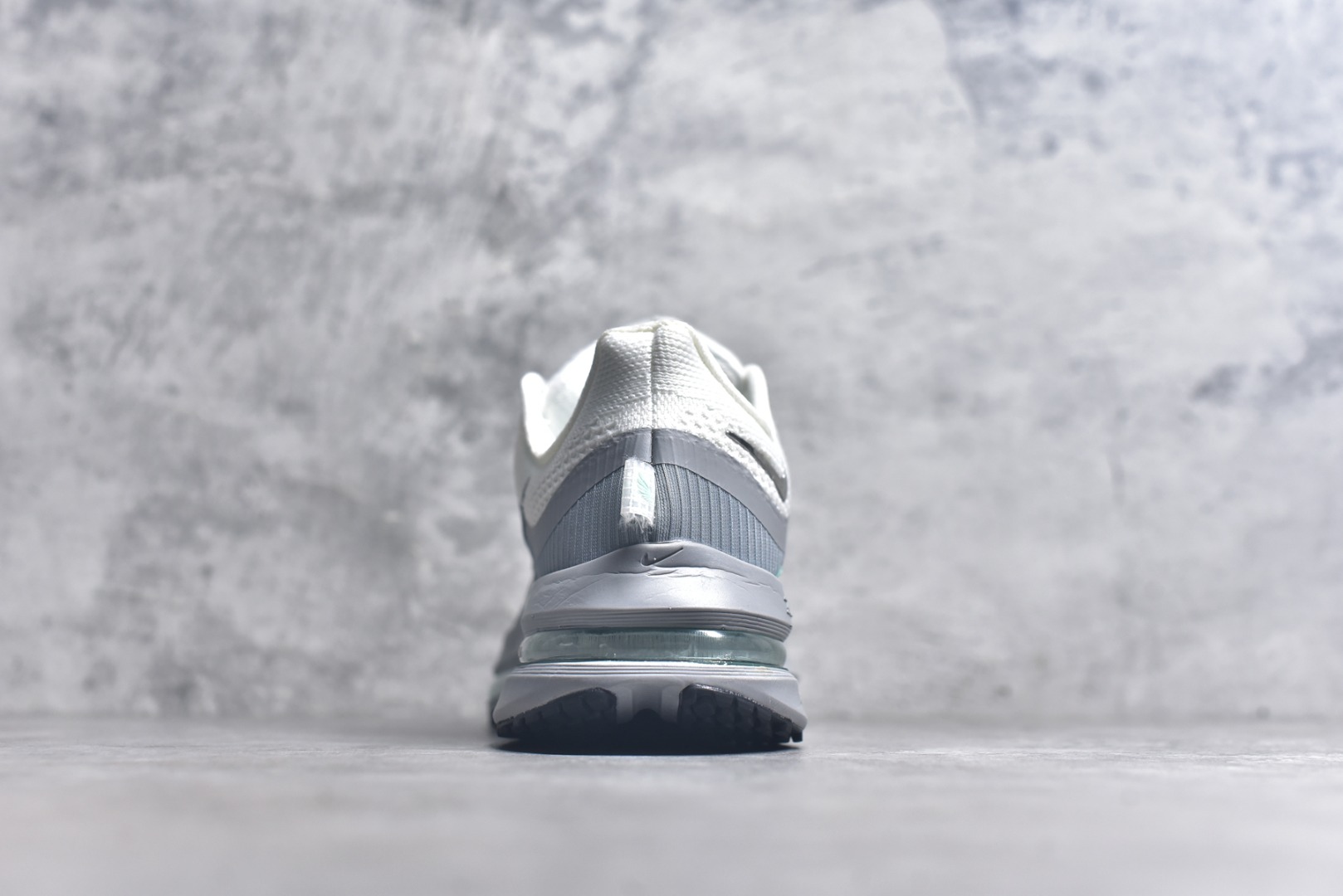 图片[5]-#NK Pegasus Premium 飞马全掌气垫跑步运动鞋 HQ2593-107 气垫的究极进化 NIKE 2025S 新王炸 • 在特有Air科技加持下，耐克带来全新Pegasus Premium。这款跑鞋在传承耐克飞马（Pegasus）系列标志性的缓震功能的同时，将首次搭载耐克的塑型可视化Air Zoom气垫单元。• 塑型Air Zoom气垫单元贴合脚部的自然轮廓，帮助跑者在从后跟到脚趾的过渡中能够有效传递力量，带来一种前所未有的轻盈、顺畅回馈体验。中底采用ZoomX泡绵，后跟则使用ReactX泡绵，为跑者提供稳定流畅的推进感。• 塑型可视化Air Zoom气垫单元和精心配置的泡绵组合，让Pegasus Premium成为耐克飞马系列中颇具能量回馈的鞋款。• 全新Pegasus Premium不仅展示了耐克势头强劲的创新周期，证明了其特有的Air科技的强大实力，更体现了耐克倾听和服务运动员的能力。尺码：36 36.5 37.5 38 38.5 39 40 40.5 41 42 42.5 43 44 44.5 45-选品中心