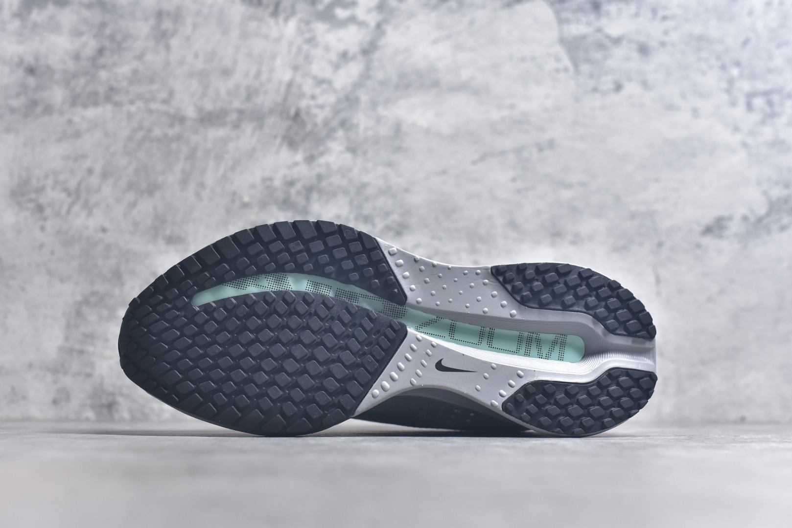 图片[6]-#NK Pegasus Premium 飞马全掌气垫跑步运动鞋 HQ2593-107 气垫的究极进化 NIKE 2025S 新王炸 • 在特有Air科技加持下，耐克带来全新Pegasus Premium。这款跑鞋在传承耐克飞马（Pegasus）系列标志性的缓震功能的同时，将首次搭载耐克的塑型可视化Air Zoom气垫单元。• 塑型Air Zoom气垫单元贴合脚部的自然轮廓，帮助跑者在从后跟到脚趾的过渡中能够有效传递力量，带来一种前所未有的轻盈、顺畅回馈体验。中底采用ZoomX泡绵，后跟则使用ReactX泡绵，为跑者提供稳定流畅的推进感。• 塑型可视化Air Zoom气垫单元和精心配置的泡绵组合，让Pegasus Premium成为耐克飞马系列中颇具能量回馈的鞋款。• 全新Pegasus Premium不仅展示了耐克势头强劲的创新周期，证明了其特有的Air科技的强大实力，更体现了耐克倾听和服务运动员的能力。尺码：36 36.5 37.5 38 38.5 39 40 40.5 41 42 42.5 43 44 44.5 45-选品中心