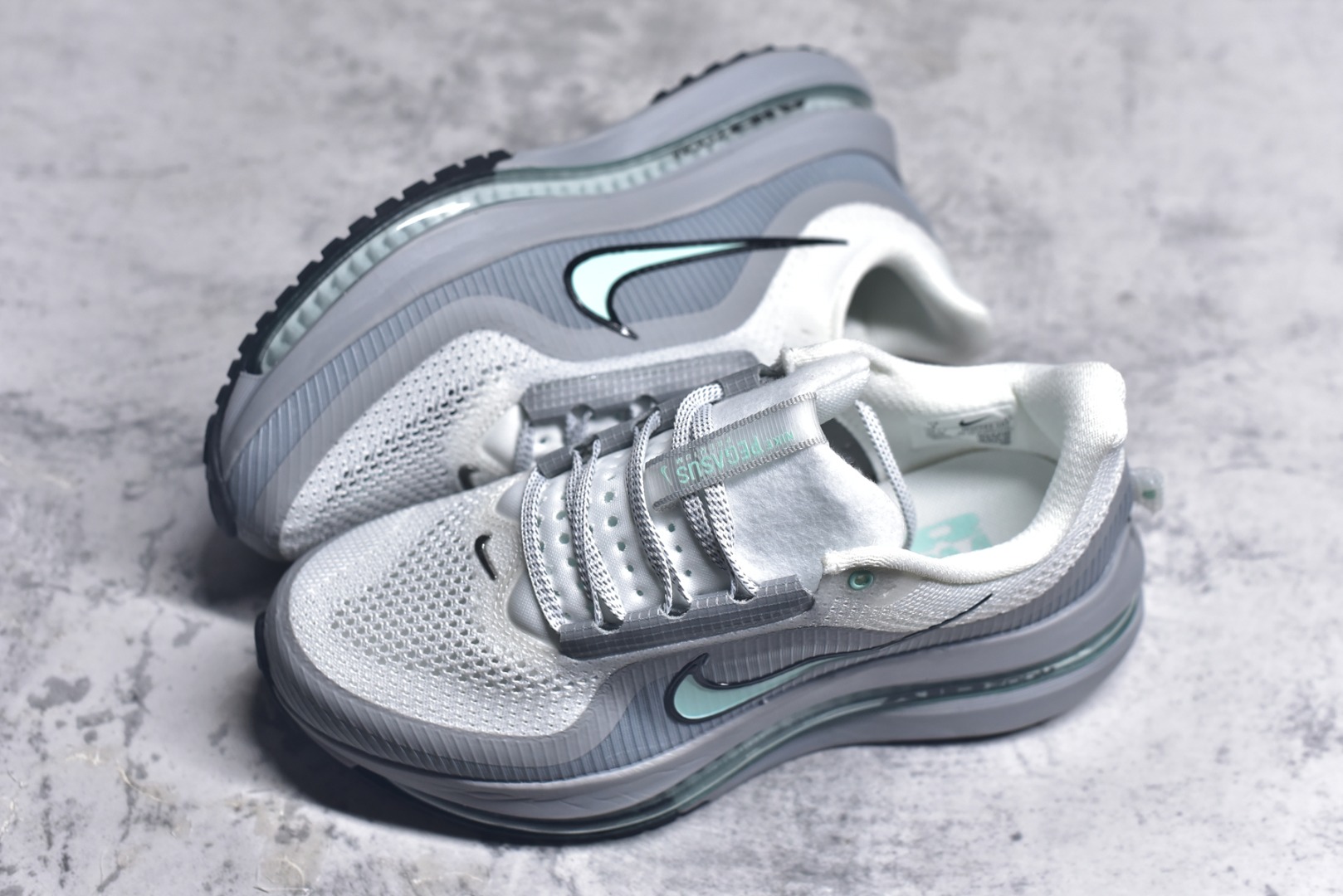 图片[7]-#NK Pegasus Premium 飞马全掌气垫跑步运动鞋 HQ2593-107 气垫的究极进化 NIKE 2025S 新王炸 • 在特有Air科技加持下，耐克带来全新Pegasus Premium。这款跑鞋在传承耐克飞马（Pegasus）系列标志性的缓震功能的同时，将首次搭载耐克的塑型可视化Air Zoom气垫单元。• 塑型Air Zoom气垫单元贴合脚部的自然轮廓，帮助跑者在从后跟到脚趾的过渡中能够有效传递力量，带来一种前所未有的轻盈、顺畅回馈体验。中底采用ZoomX泡绵，后跟则使用ReactX泡绵，为跑者提供稳定流畅的推进感。• 塑型可视化Air Zoom气垫单元和精心配置的泡绵组合，让Pegasus Premium成为耐克飞马系列中颇具能量回馈的鞋款。• 全新Pegasus Premium不仅展示了耐克势头强劲的创新周期，证明了其特有的Air科技的强大实力，更体现了耐克倾听和服务运动员的能力。尺码：36 36.5 37.5 38 38.5 39 40 40.5 41 42 42.5 43 44 44.5 45-选品中心