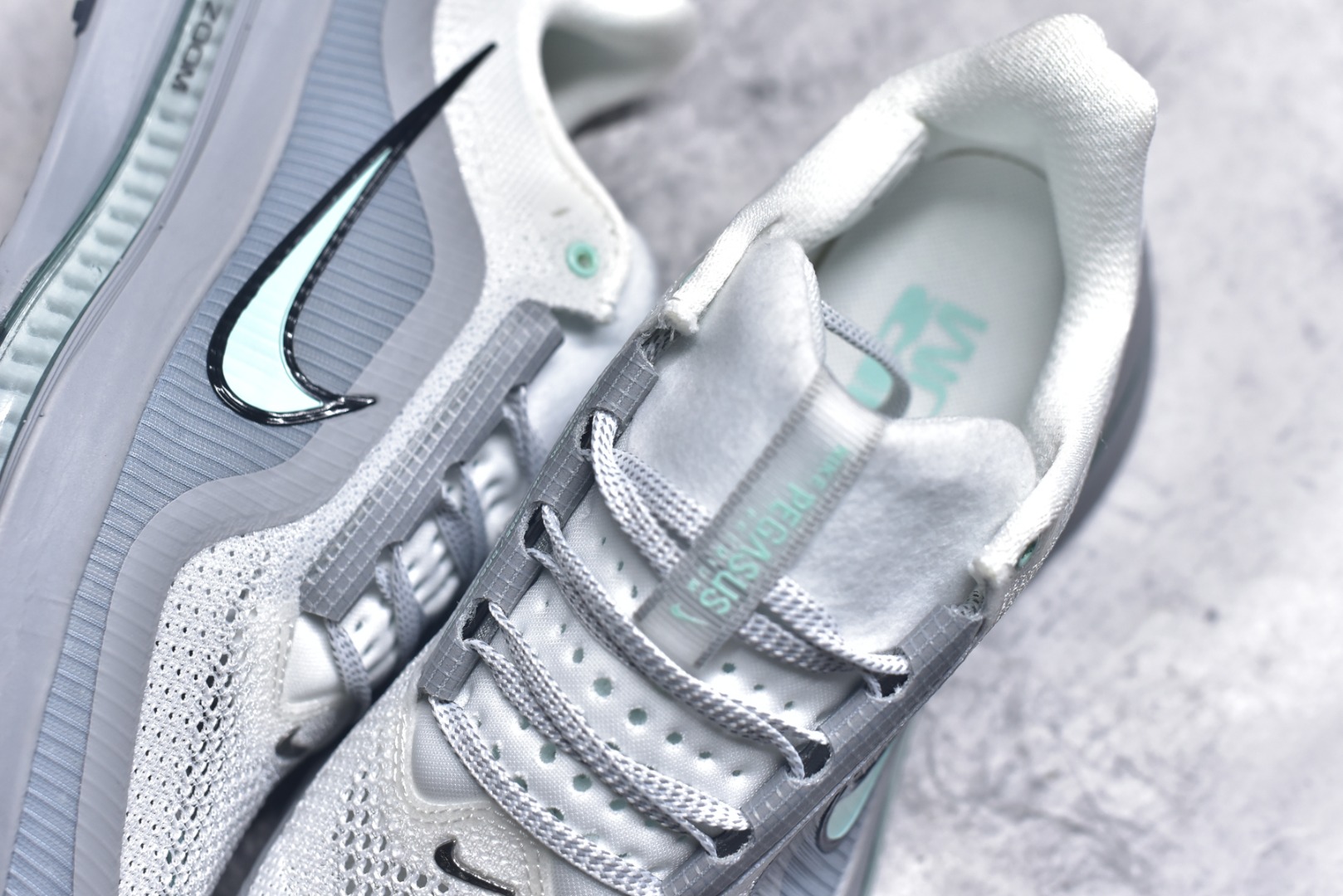 图片[9]-#NK Pegasus Premium 飞马全掌气垫跑步运动鞋 HQ2593-107 气垫的究极进化 NIKE 2025S 新王炸 • 在特有Air科技加持下，耐克带来全新Pegasus Premium。这款跑鞋在传承耐克飞马（Pegasus）系列标志性的缓震功能的同时，将首次搭载耐克的塑型可视化Air Zoom气垫单元。• 塑型Air Zoom气垫单元贴合脚部的自然轮廓，帮助跑者在从后跟到脚趾的过渡中能够有效传递力量，带来一种前所未有的轻盈、顺畅回馈体验。中底采用ZoomX泡绵，后跟则使用ReactX泡绵，为跑者提供稳定流畅的推进感。• 塑型可视化Air Zoom气垫单元和精心配置的泡绵组合，让Pegasus Premium成为耐克飞马系列中颇具能量回馈的鞋款。• 全新Pegasus Premium不仅展示了耐克势头强劲的创新周期，证明了其特有的Air科技的强大实力，更体现了耐克倾听和服务运动员的能力。尺码：36 36.5 37.5 38 38.5 39 40 40.5 41 42 42.5 43 44 44.5 45-选品中心