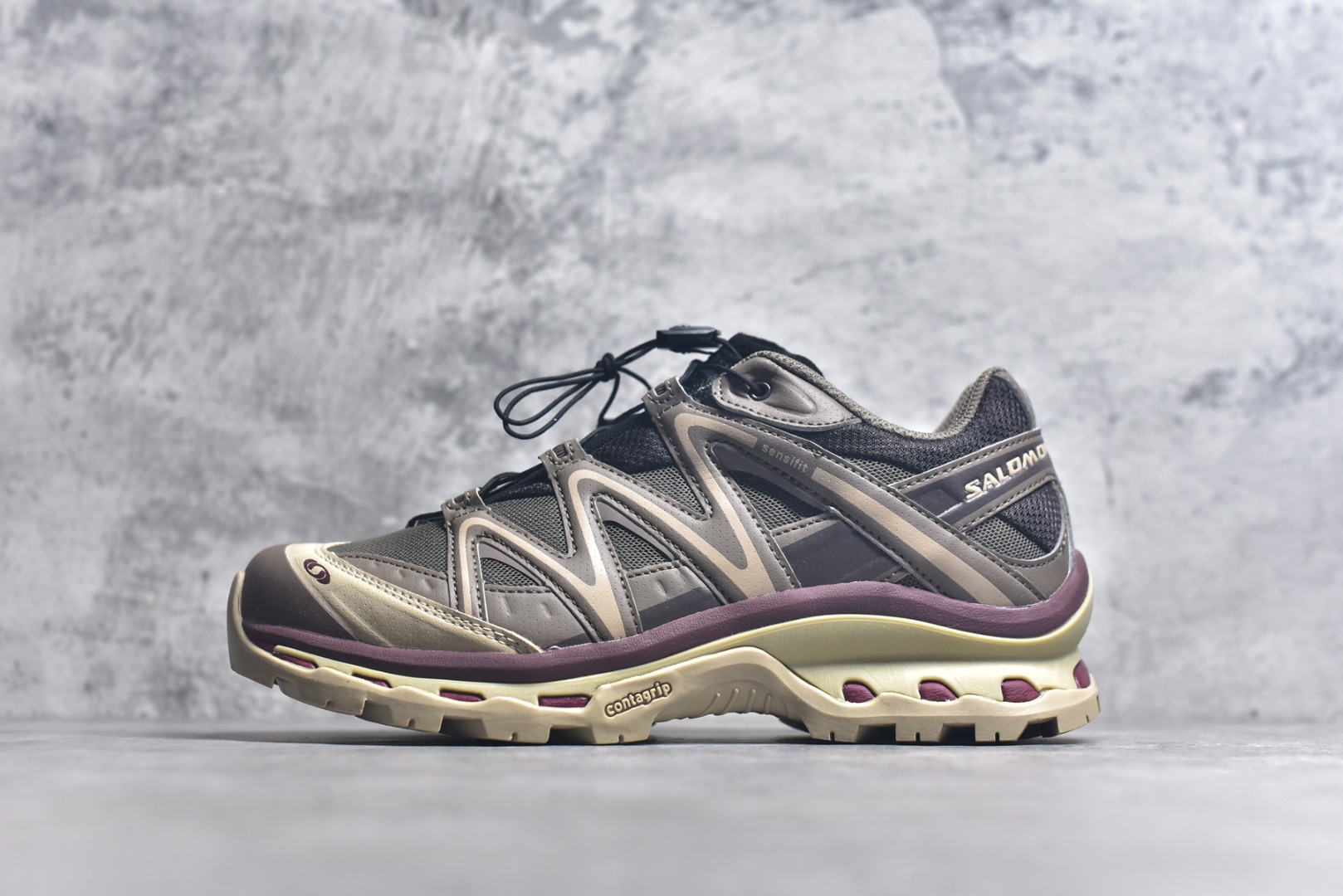 #Salomon XT-QUEST ADV 萨洛蒙 时尚 舒适减震防滑耐磨 低帮跑步鞋 男女同款 478850 纯原外贸平台特供订单 耗时半年巨作 全套原纸板楦头开发 原厂特供网布配套加持 确保原汁原味 完美呈现版型 原档数据独家私模五层组合大底 男女鞋同步官方 原装Ortholite轻量化鞋垫 中底布带钢印编号 原厂TPU锁扣 进口港宝加持 后跟自然饱满 还原公司包裹性 基于 SALOMON 初代 XT 鞋身造型并搭载 4D ADVANCED CHASSIS™ 大底打造而成 为这款 XT-QUEST 带来了多项足部控制与保护等功能性 如在运动过程中控制左右晃动的过程而提高稳定性、改善长途越野过程中足中到足尖的过渡、提高感知岩石的精确度以抵抗尖锐物体对脚底的伤害以及采用动态缓冲来增强穿着舒适感 从而减轻疲劳感 使 XT-QUEST 成为一双舒适且安全的户外之履 尺码：36 36.5 37.5 38 38.5 39 40 40.5 41 42 42.5 43 44 44.5 45-选品中心