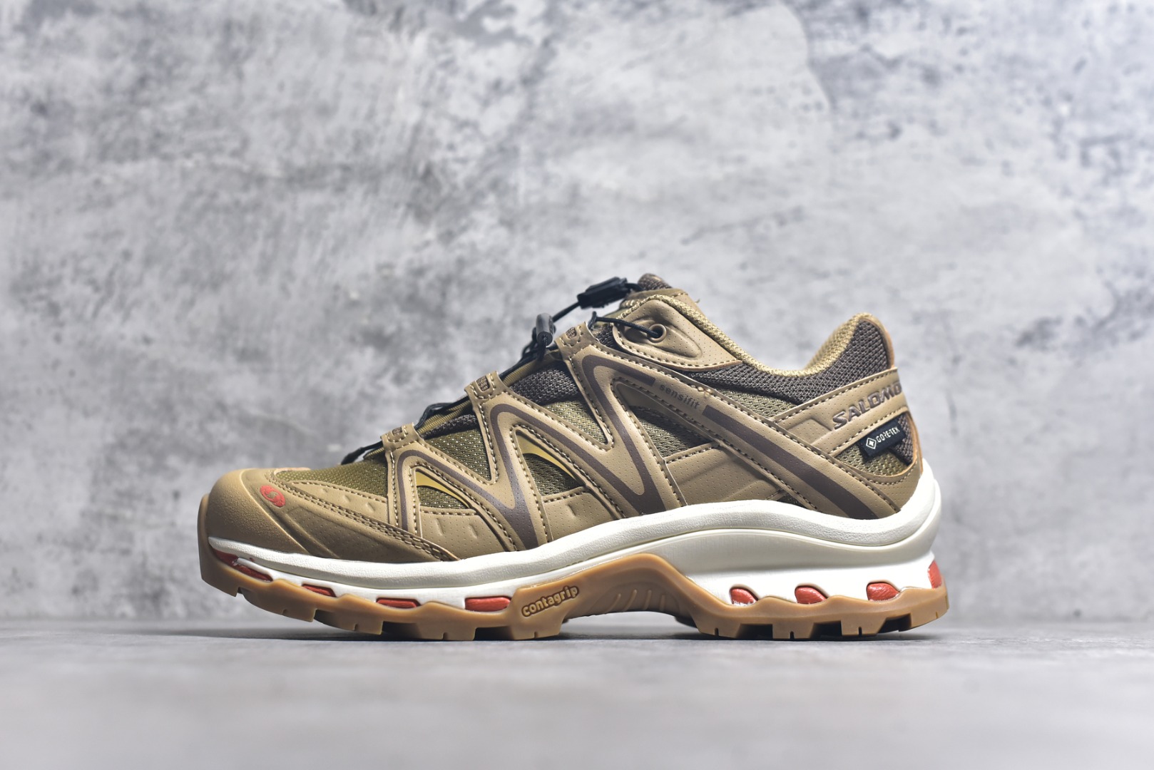 #Salomon XT-QUEST ADV 萨洛蒙 时尚 舒适减震防滑耐磨 低帮跑步鞋 男女同款 477811 纯原外贸平台特供订单 耗时半年巨作 全套原纸板楦头开发 原厂特供网布配套加持 确保原汁原味 完美呈现版型 原档数据独家私模五层组合大底 男女鞋同步官方 原装Ortholite轻量化鞋垫 中底布带钢印编号 原厂TPU锁扣 进口港宝加持 后跟自然饱满 还原公司包裹性 基于 SALOMON 初代 XT 鞋身造型并搭载 4D ADVANCED CHASSIS™ 大底打造而成 为这款 XT-QUEST 带来了多项足部控制与保护等功能性 如在运动过程中控制左右晃动的过程而提高稳定性、改善长途越野过程中足中到足尖的过渡、提高感知岩石的精确度以抵抗尖锐物体对脚底的伤害以及采用动态缓冲来增强穿着舒适感 从而减轻疲劳感 使 XT-QUEST 成为一双舒适且安全的户外之履 尺码：36 36.5 37.5 38 38.5 39 40 40.5 41 42 42.5 43 44 44.5 45-选品中心