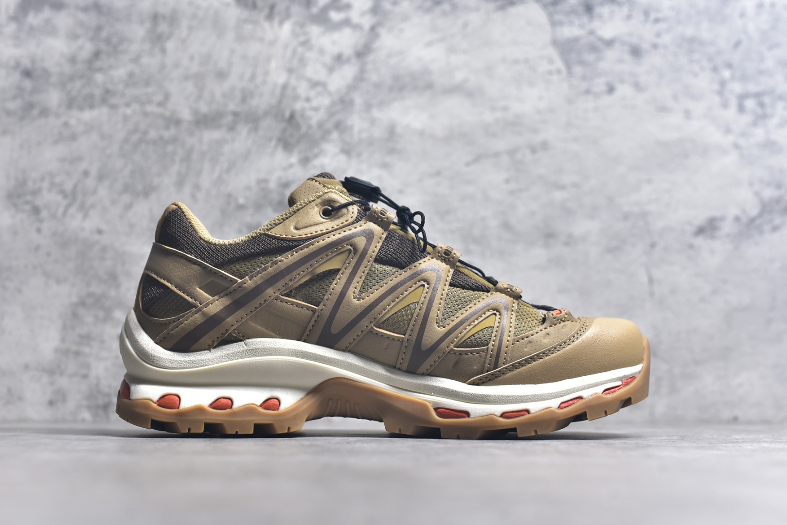 图片[3]-#Salomon XT-QUEST ADV 萨洛蒙 时尚 舒适减震防滑耐磨 低帮跑步鞋 男女同款 477811 纯原外贸平台特供订单 耗时半年巨作 全套原纸板楦头开发 原厂特供网布配套加持 确保原汁原味 完美呈现版型 原档数据独家私模五层组合大底 男女鞋同步官方 原装Ortholite轻量化鞋垫 中底布带钢印编号 原厂TPU锁扣 进口港宝加持 后跟自然饱满 还原公司包裹性 基于 SALOMON 初代 XT 鞋身造型并搭载 4D ADVANCED CHASSIS™ 大底打造而成 为这款 XT-QUEST 带来了多项足部控制与保护等功能性 如在运动过程中控制左右晃动的过程而提高稳定性、改善长途越野过程中足中到足尖的过渡、提高感知岩石的精确度以抵抗尖锐物体对脚底的伤害以及采用动态缓冲来增强穿着舒适感 从而减轻疲劳感 使 XT-QUEST 成为一双舒适且安全的户外之履 尺码：36 36.5 37.5 38 38.5 39 40 40.5 41 42 42.5 43 44 44.5 45-选品中心