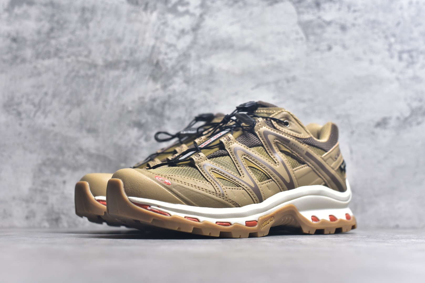 图片[2]-#Salomon XT-QUEST ADV 萨洛蒙 时尚 舒适减震防滑耐磨 低帮跑步鞋 男女同款 477811 纯原外贸平台特供订单 耗时半年巨作 全套原纸板楦头开发 原厂特供网布配套加持 确保原汁原味 完美呈现版型 原档数据独家私模五层组合大底 男女鞋同步官方 原装Ortholite轻量化鞋垫 中底布带钢印编号 原厂TPU锁扣 进口港宝加持 后跟自然饱满 还原公司包裹性 基于 SALOMON 初代 XT 鞋身造型并搭载 4D ADVANCED CHASSIS™ 大底打造而成 为这款 XT-QUEST 带来了多项足部控制与保护等功能性 如在运动过程中控制左右晃动的过程而提高稳定性、改善长途越野过程中足中到足尖的过渡、提高感知岩石的精确度以抵抗尖锐物体对脚底的伤害以及采用动态缓冲来增强穿着舒适感 从而减轻疲劳感 使 XT-QUEST 成为一双舒适且安全的户外之履 尺码：36 36.5 37.5 38 38.5 39 40 40.5 41 42 42.5 43 44 44.5 45-选品中心