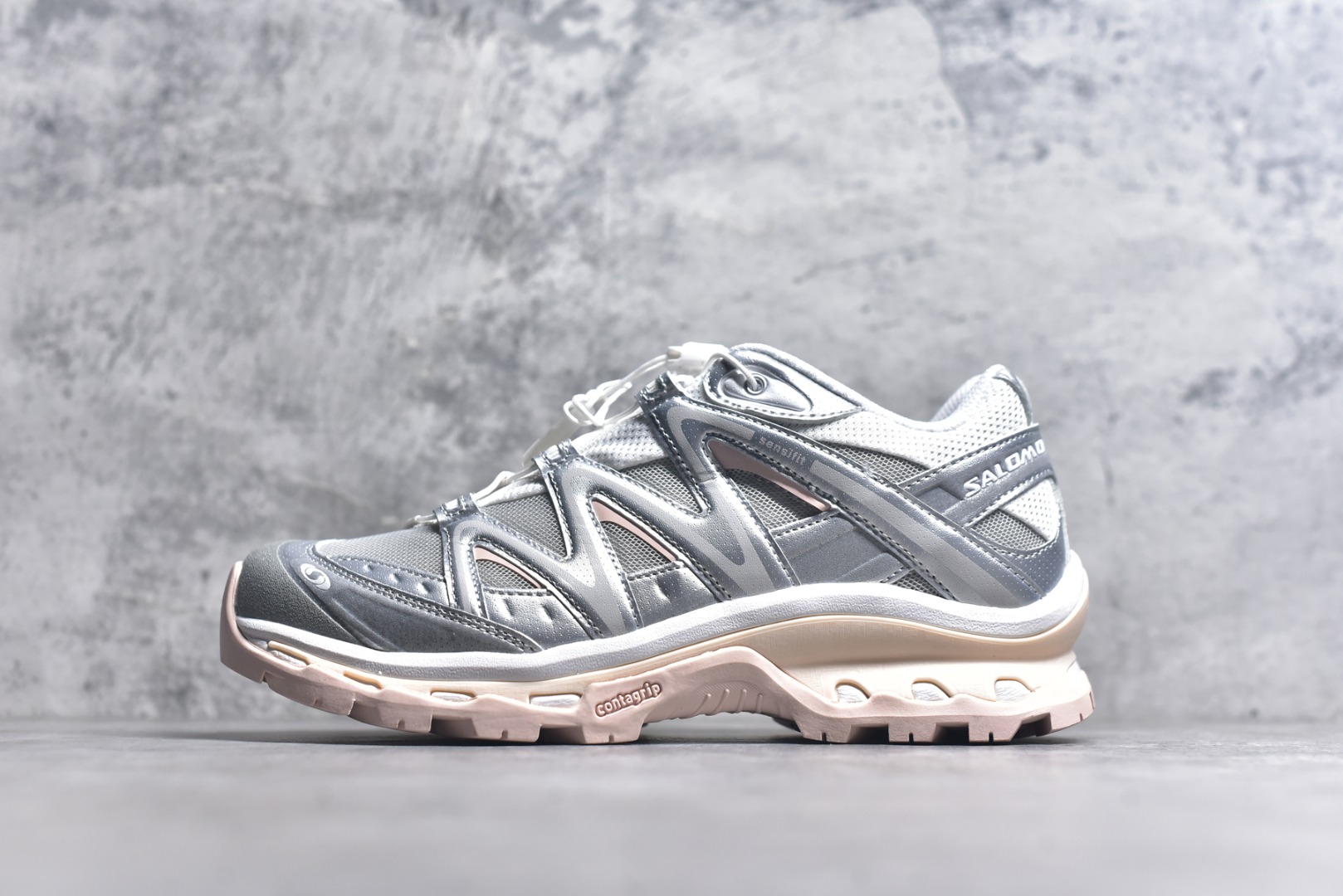 #Salomon XT-QUEST ADV 萨洛蒙 时尚 舒适减震防滑耐磨 低帮跑步鞋 男女同款 475420 纯原外贸平台特供订单 耗时半年巨作 全套原纸板楦头开发 原厂特供网布配套加持 确保原汁原味 完美呈现版型 原档数据独家私模五层组合大底 男女鞋同步官方 原装Ortholite轻量化鞋垫 中底布带钢印编号 原厂TPU锁扣 进口港宝加持 后跟自然饱满 还原公司包裹性 基于 SALOMON 初代 XT 鞋身造型并搭载 4D ADVANCED CHASSIS™ 大底打造而成 为这款 XT-QUEST 带来了多项足部控制与保护等功能性 如在运动过程中控制左右晃动的过程而提高稳定性、改善长途越野过程中足中到足尖的过渡、提高感知岩石的精确度以抵抗尖锐物体对脚底的伤害以及采用动态缓冲来增强穿着舒适感 从而减轻疲劳感 使 XT-QUEST 成为一双舒适且安全的户外之履 尺码：36 36.5 37.5 38 38.5 39 40 40.5 41 42 42.5 43 44 44.5 45-选品中心