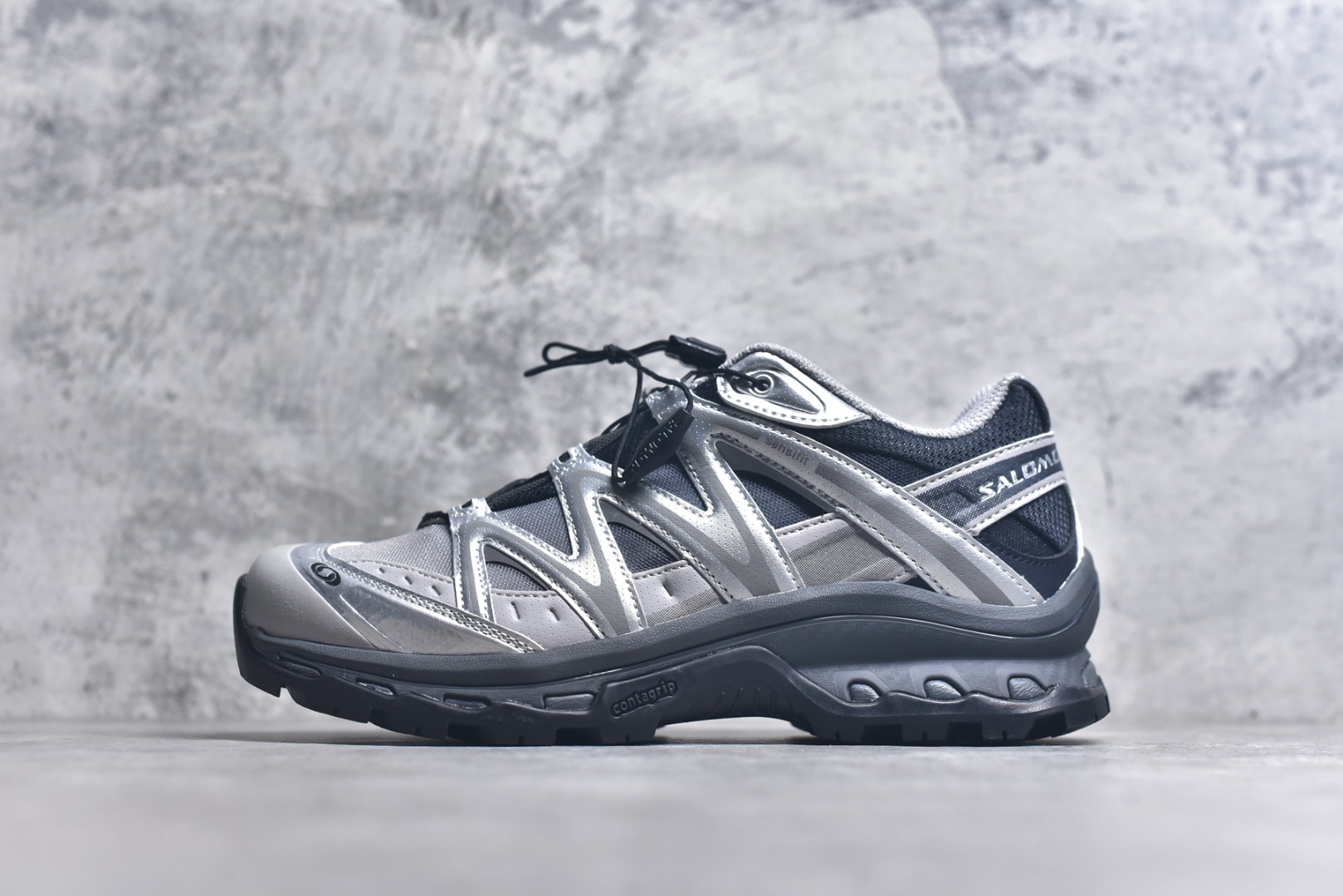 #Salomon XT-QUEST ADV 萨洛蒙 时尚 舒适减震防滑耐磨 低帮跑步鞋 男女同款 478852 纯原外贸平台特供订单 耗时半年巨作 全套原纸板楦头开发 原厂特供网布配套加持 确保原汁原味 完美呈现版型 原档数据独家私模五层组合大底 男女鞋同步官方 原装Ortholite轻量化鞋垫 中底布带钢印编号 原厂TPU锁扣 进口港宝加持 后跟自然饱满 还原公司包裹性 基于 SALOMON 初代 XT 鞋身造型并搭载 4D ADVANCED CHASSIS™ 大底打造而成 为这款 XT-QUEST 带来了多项足部控制与保护等功能性 如在运动过程中控制左右晃动的过程而提高稳定性、改善长途越野过程中足中到足尖的过渡、提高感知岩石的精确度以抵抗尖锐物体对脚底的伤害以及采用动态缓冲来增强穿着舒适感 从而减轻疲劳感 使 XT-QUEST 成为一双舒适且安全的户外之履 尺码：36 36.5 37.5 38 38.5 39 40 40.5 41 42 42.5 43 44 44.5 45-选品中心