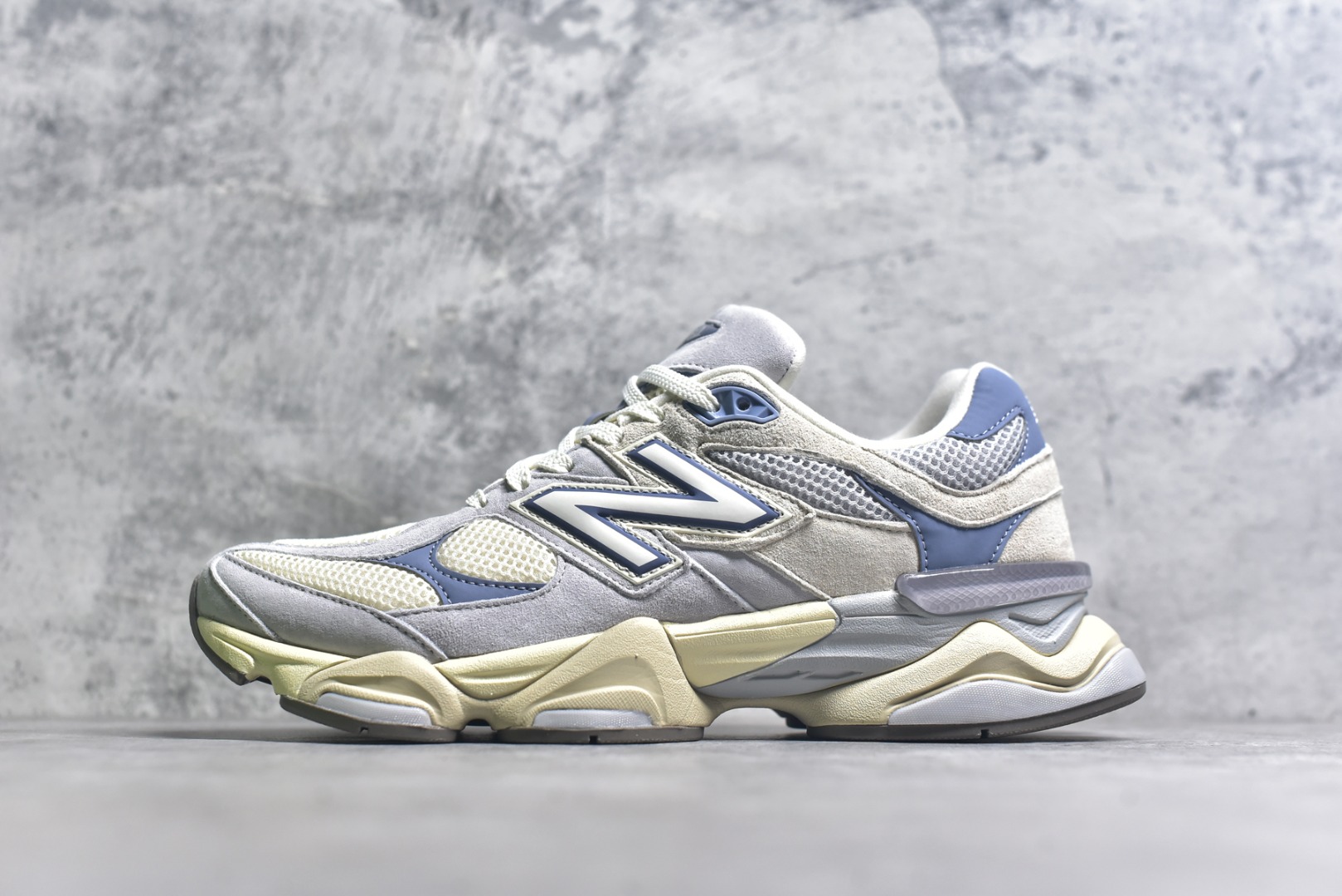 #New Balance NB9060 联名款 复古休闲运动慢跑鞋 U9060EEL #鞋款灵感源自设计师本人对夏日的怀日回忆。鞋面大身由空间双格及磨砂鞋面拼接而生，配以柔和、温暖的粉橘色调，夏日氛围拉满 #采用大面积网眼以及麂皮材质覆盖鞋身，还原经典气质。搭载ABZORB避震科技，由泡沫聚酯制成，上脚可以有效减少由鞋底反弹对身体及双腿的冲击力 尺码：36 37 37.5 38 38.5 39 40 40.5 41 42 42.5 43 44 44.5 45 46.5 3.D4-选品中心