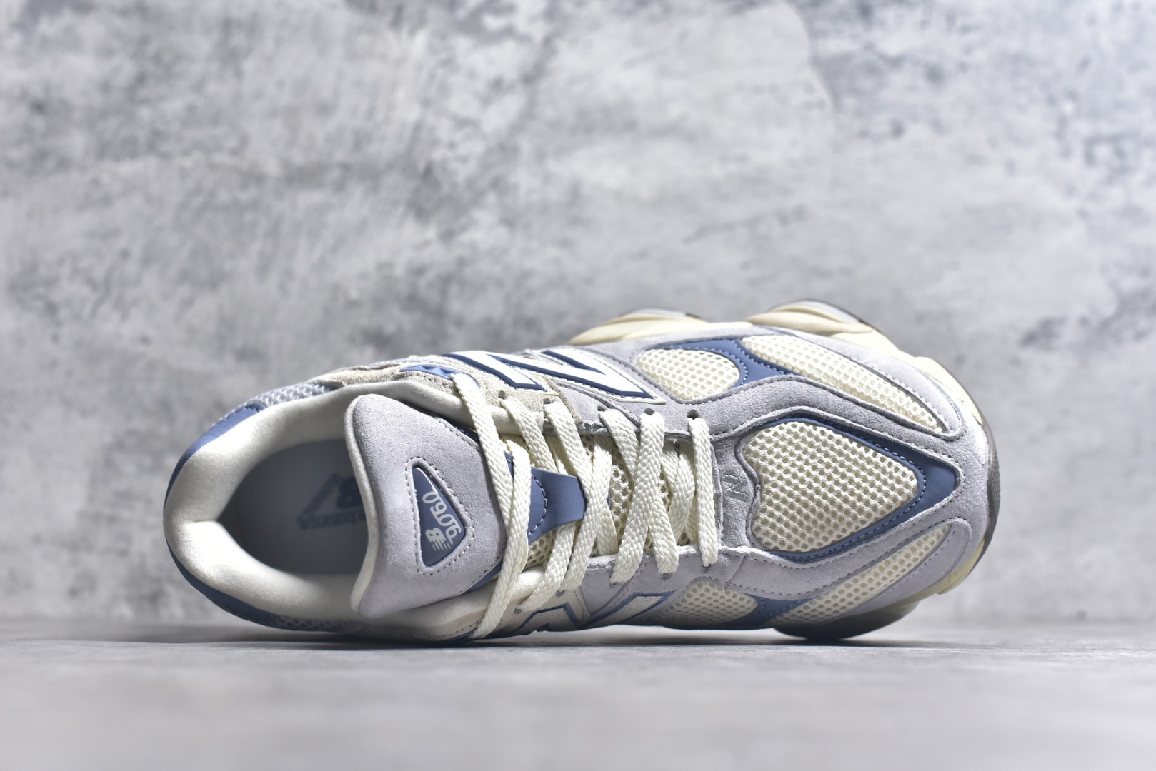 图片[4]-#New Balance NB9060 联名款 复古休闲运动慢跑鞋 U9060EEL #鞋款灵感源自设计师本人对夏日的怀日回忆。鞋面大身由空间双格及磨砂鞋面拼接而生，配以柔和、温暖的粉橘色调，夏日氛围拉满 #采用大面积网眼以及麂皮材质覆盖鞋身，还原经典气质。搭载ABZORB避震科技，由泡沫聚酯制成，上脚可以有效减少由鞋底反弹对身体及双腿的冲击力 尺码：36 37 37.5 38 38.5 39 40 40.5 41 42 42.5 43 44 44.5 45 46.5 3.D4-选品中心